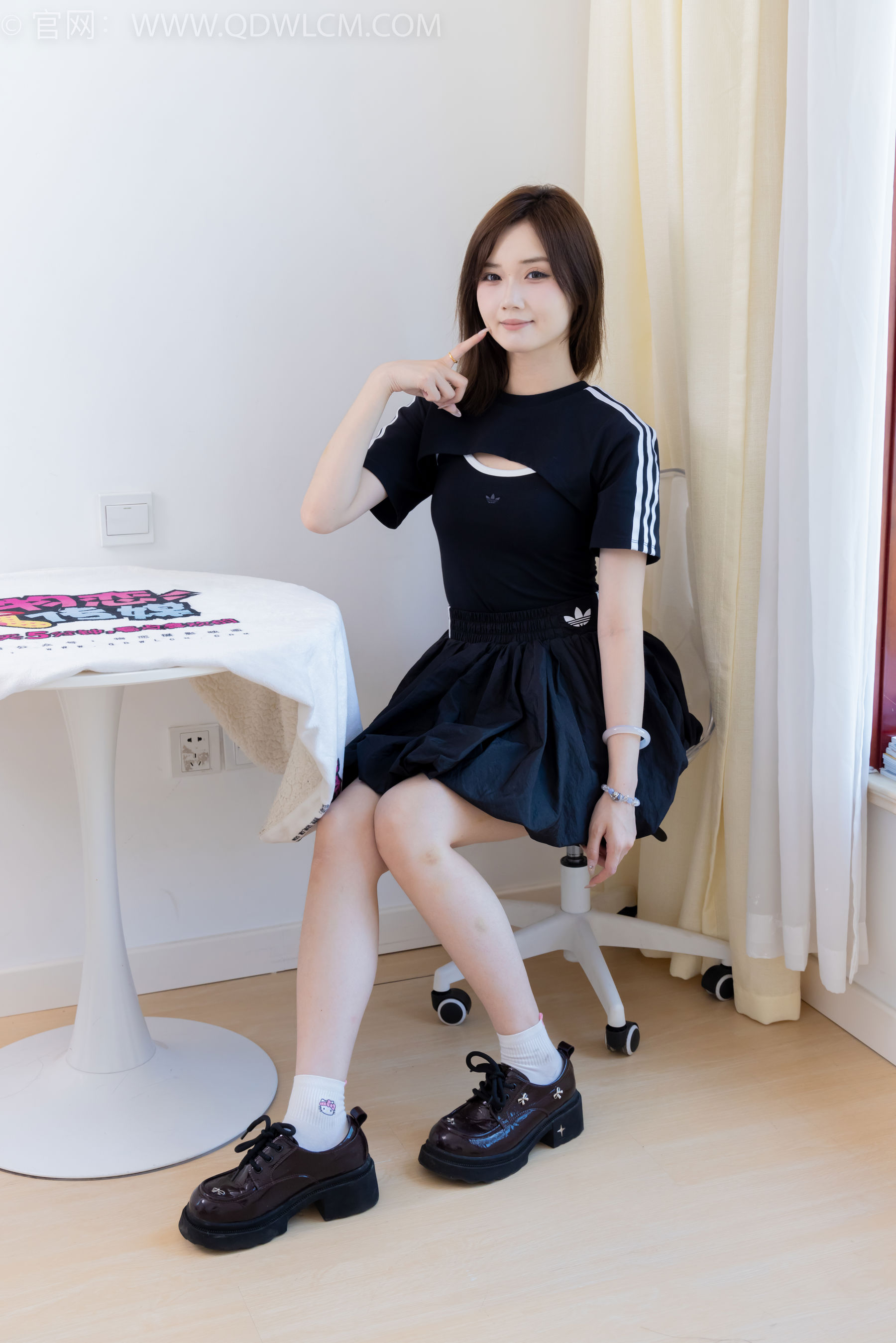 物恋传媒 No.2392 橙子 - 皮鞋、白棉袜、裸足/(150P)