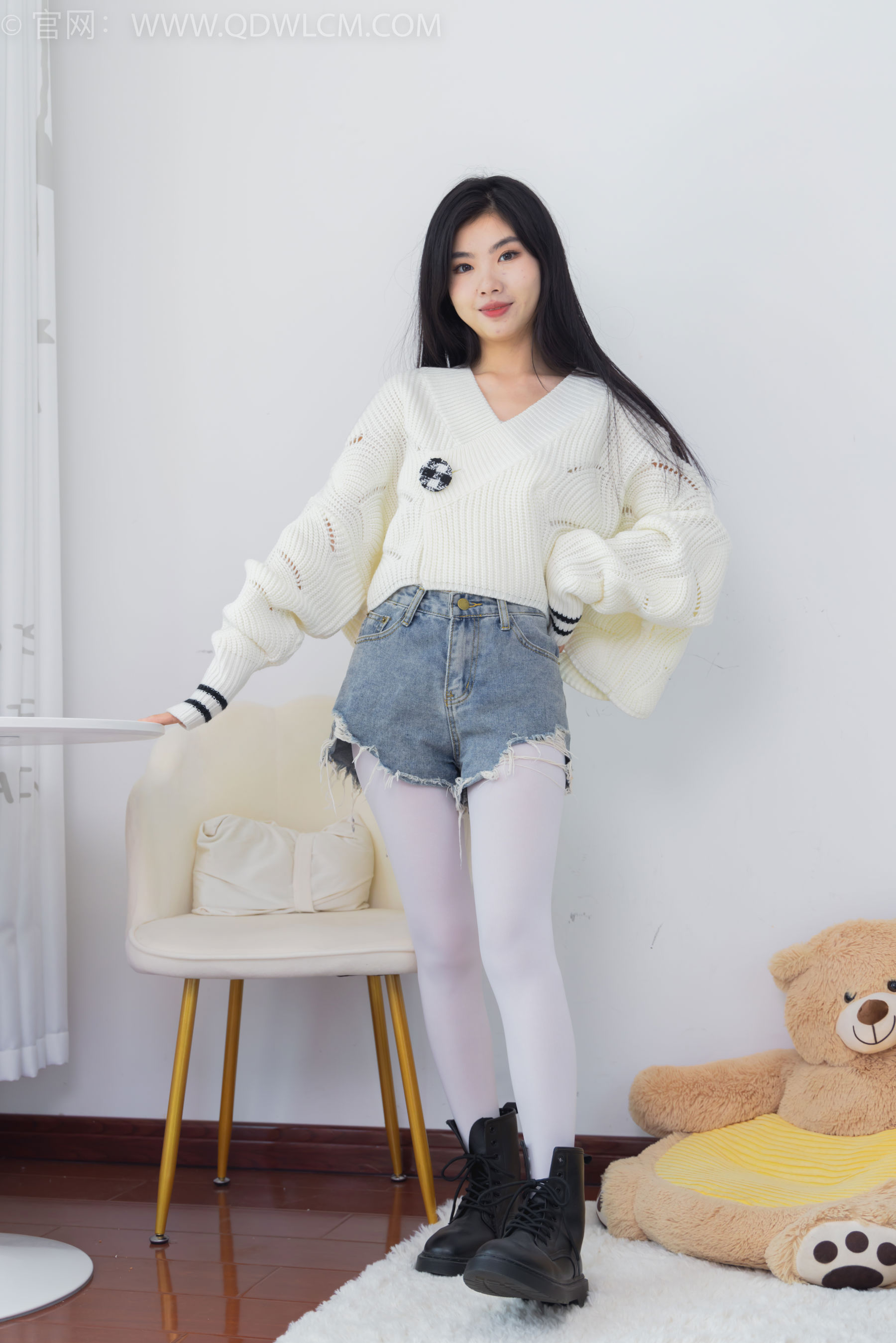 物恋传媒 No.2396 米米 - 马丁靴、厚白丝/(150P)