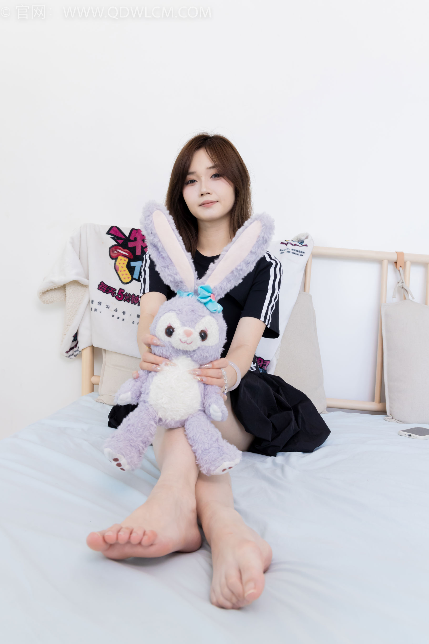 物恋传媒 No.2392 橙子 - 皮鞋、白棉袜、裸足/(150P)