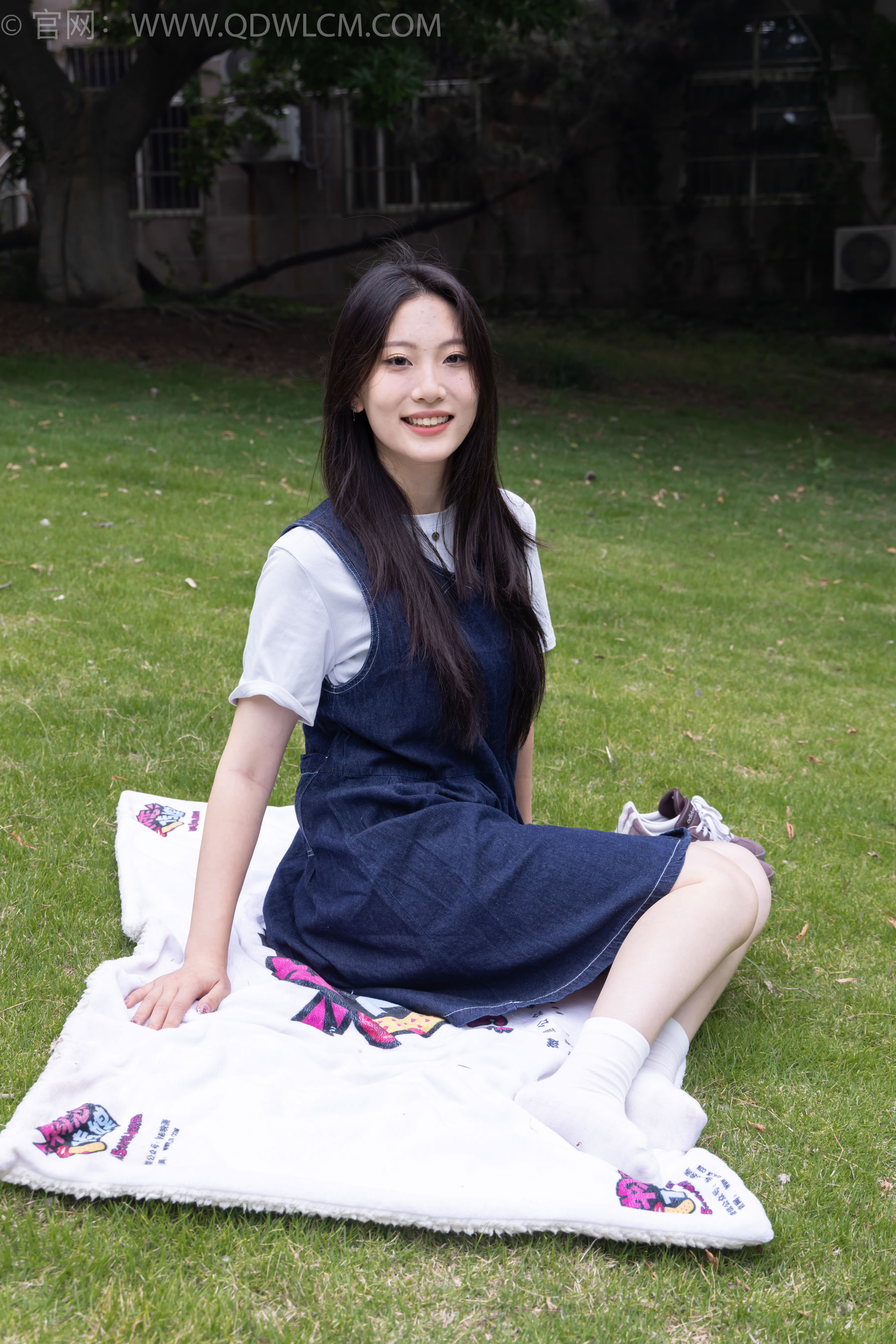 物恋传媒 No.2393 奶糖 - 帆布鞋、白棉袜、裸足/(160P)