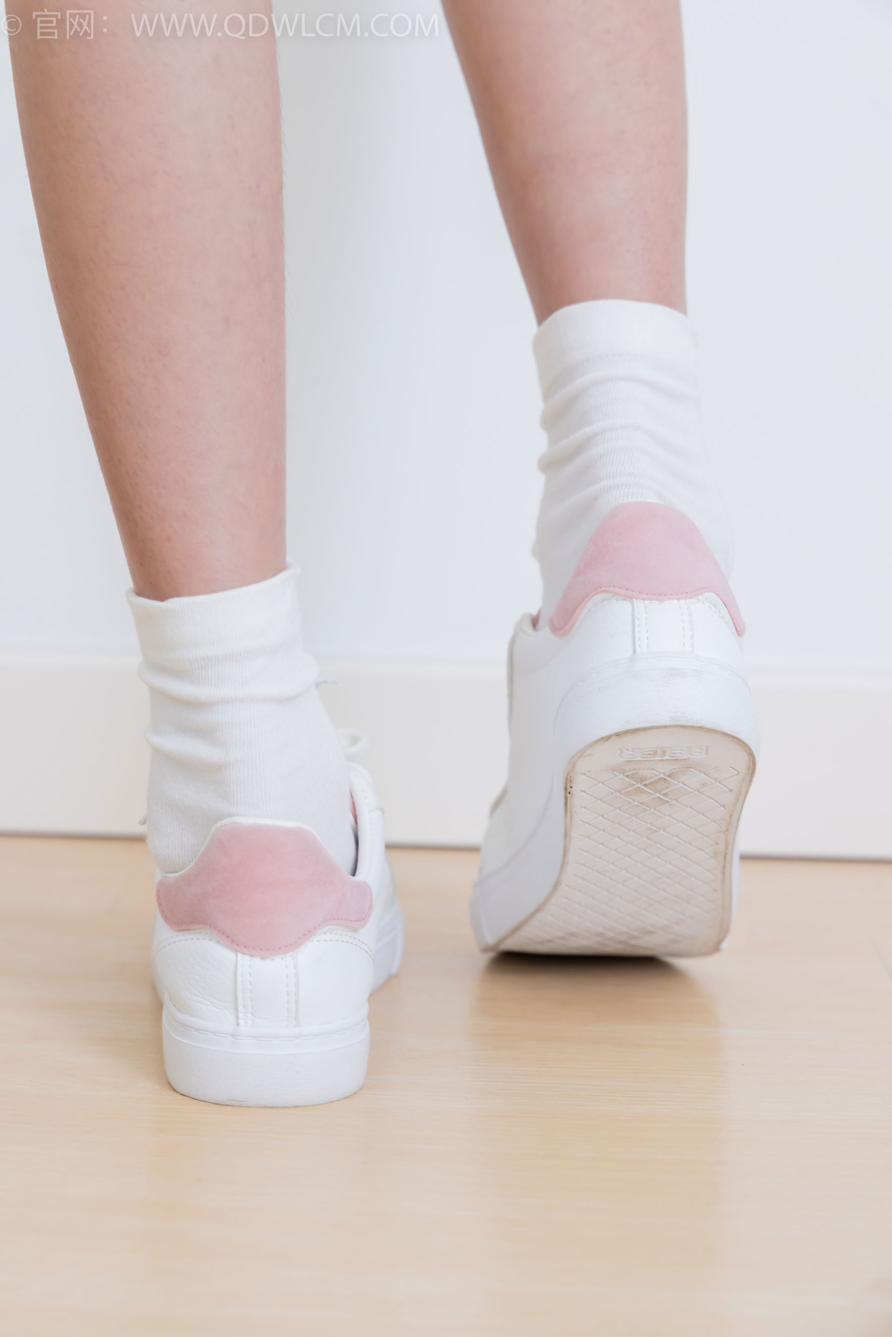 物恋传媒 No.2399 小夏 - 板鞋、白棉袜、裸足/(150P)