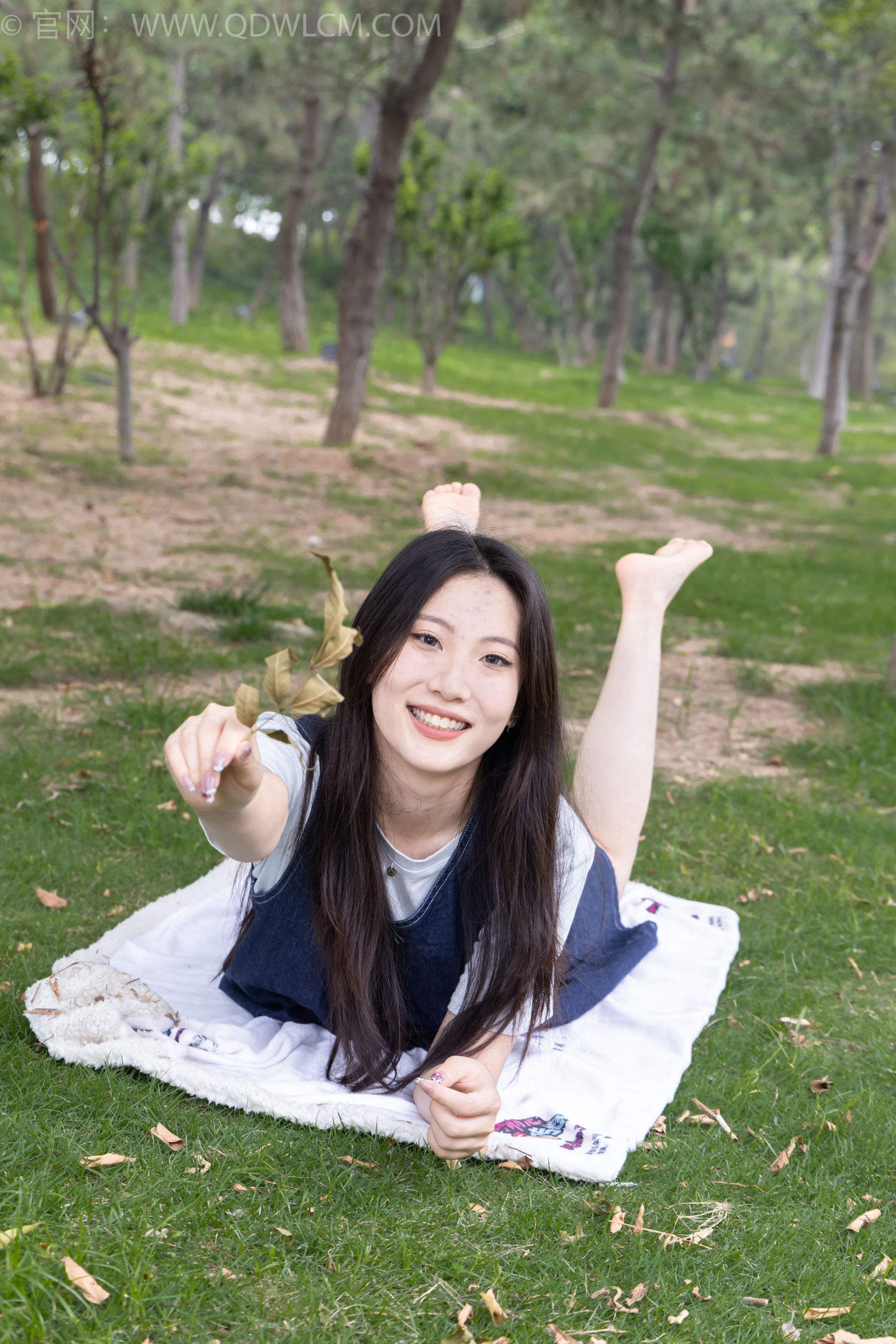 物恋传媒 No.2393 奶糖 - 帆布鞋、白棉袜、裸足/(160P)