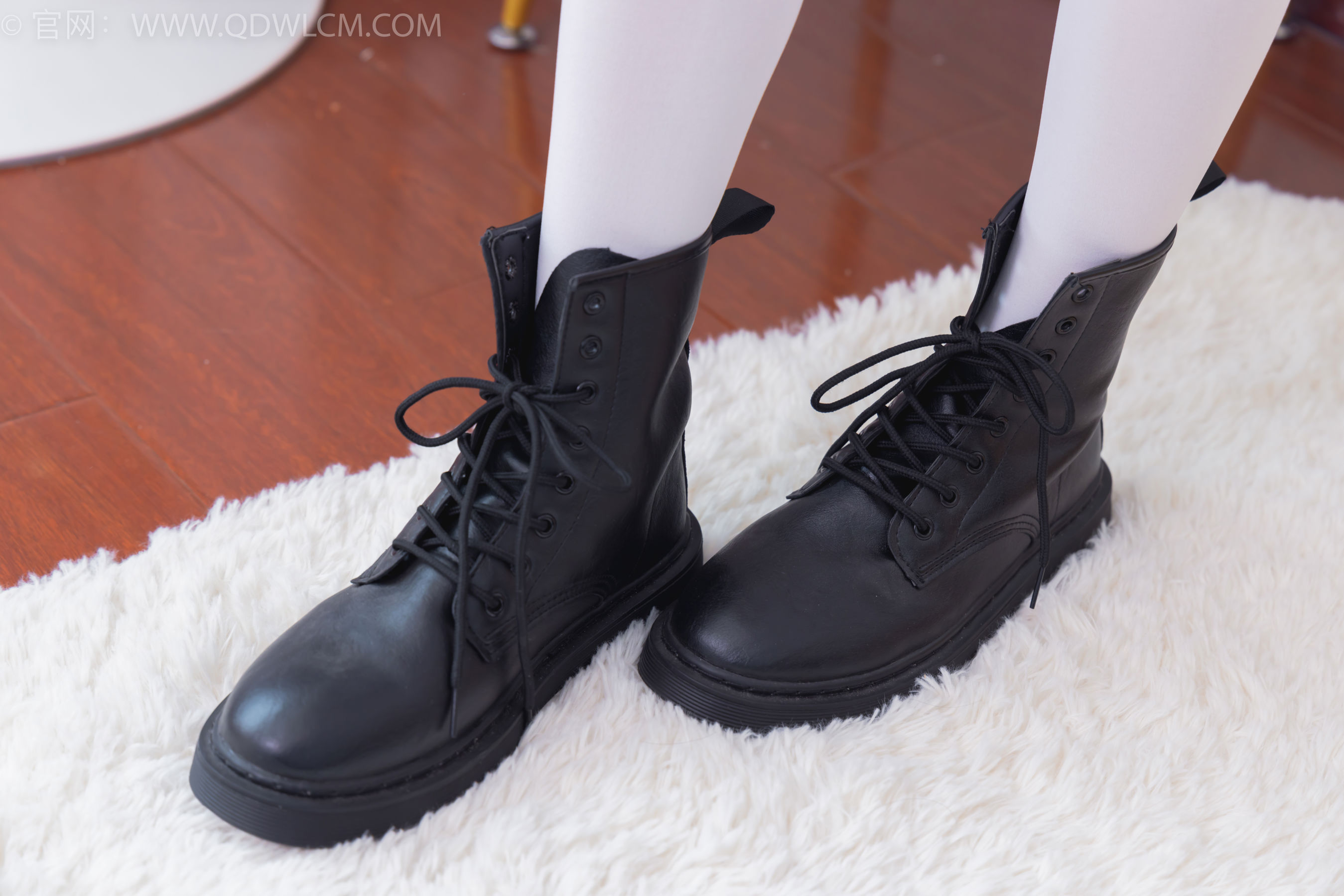 物恋传媒 No.2396 米米 - 马丁靴、厚白丝/(150P)