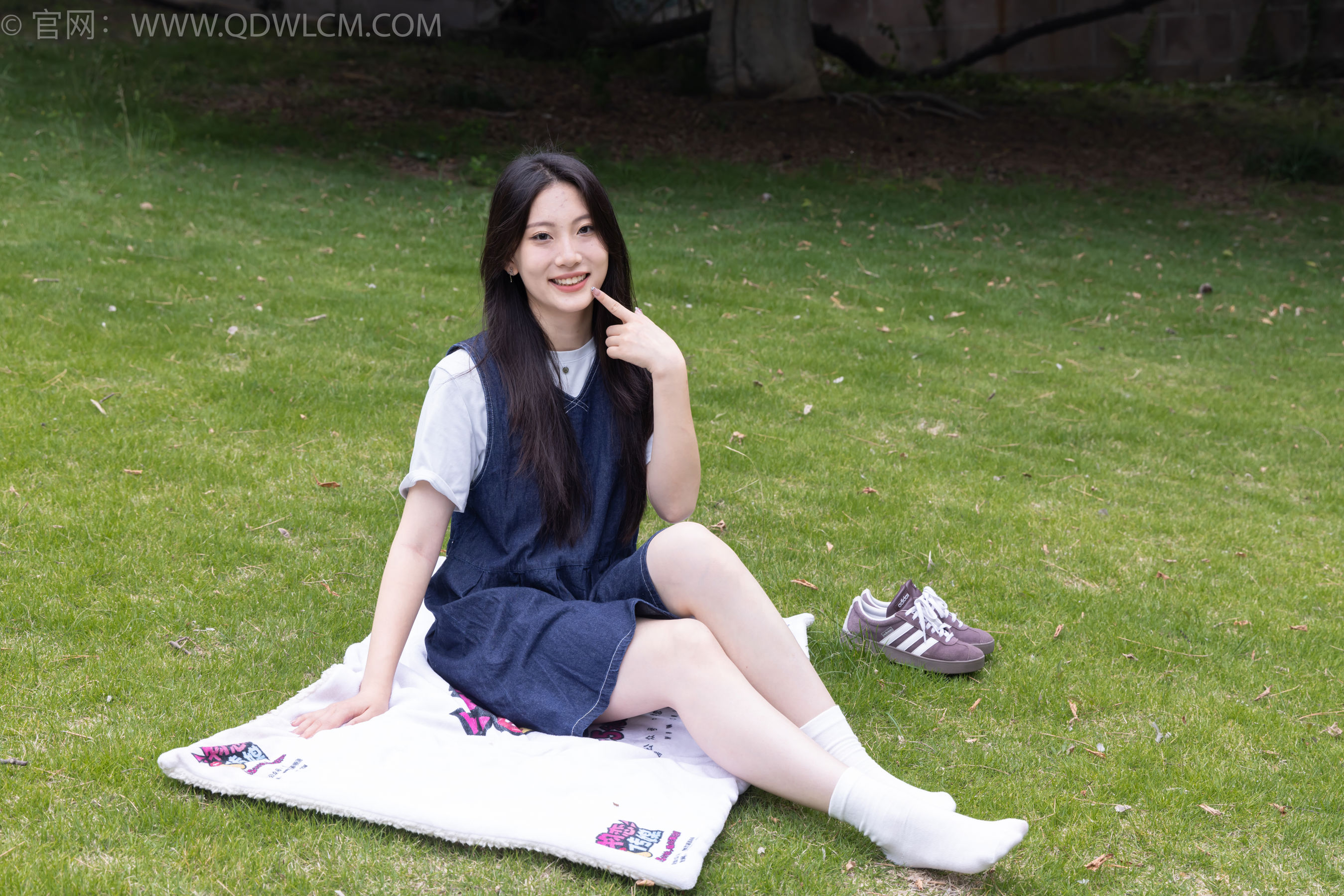 物恋传媒 No.2393 奶糖 - 帆布鞋、白棉袜、裸足/(160P)