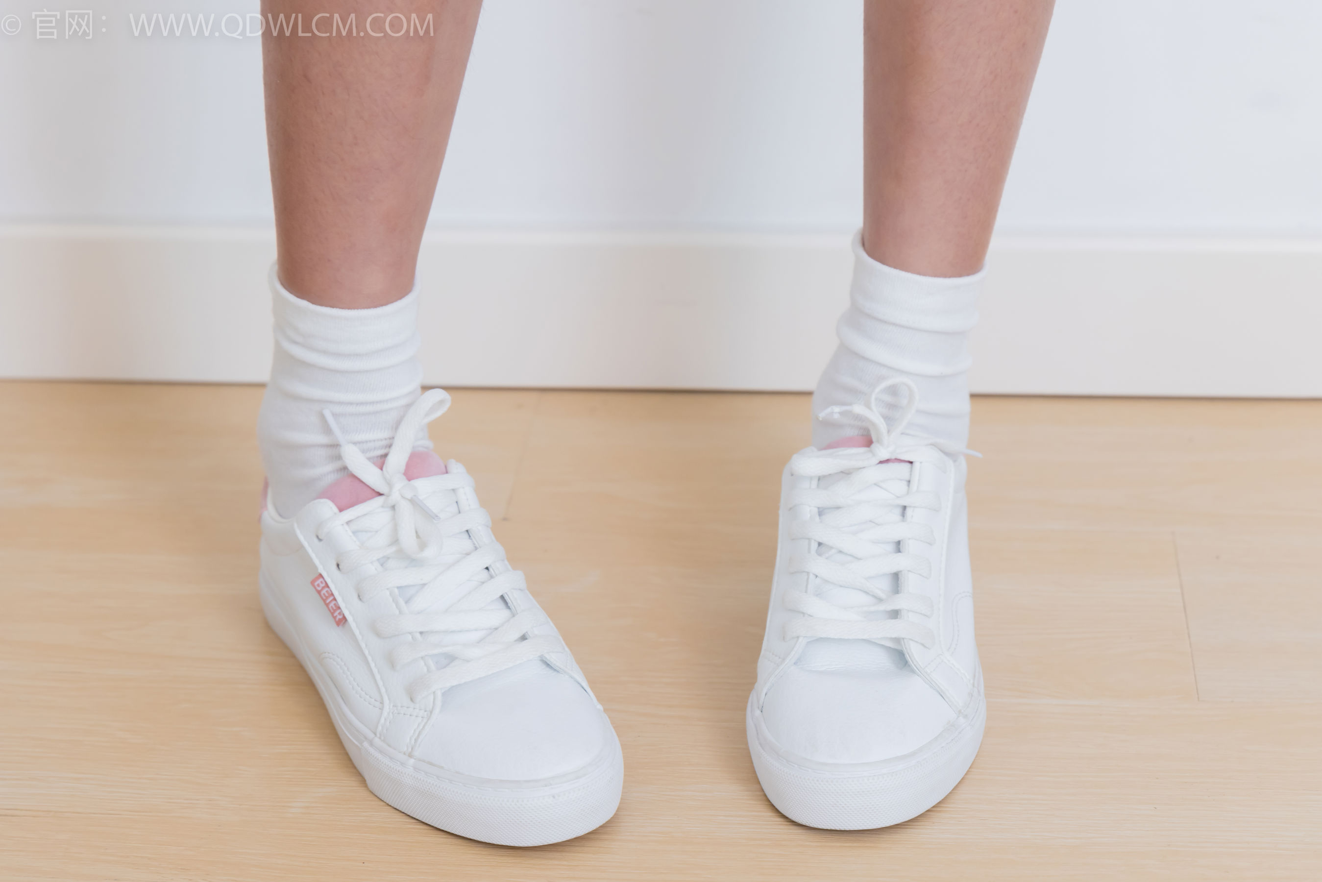 物恋传媒 No.2399 小夏 - 板鞋、白棉袜、裸足/(150P)