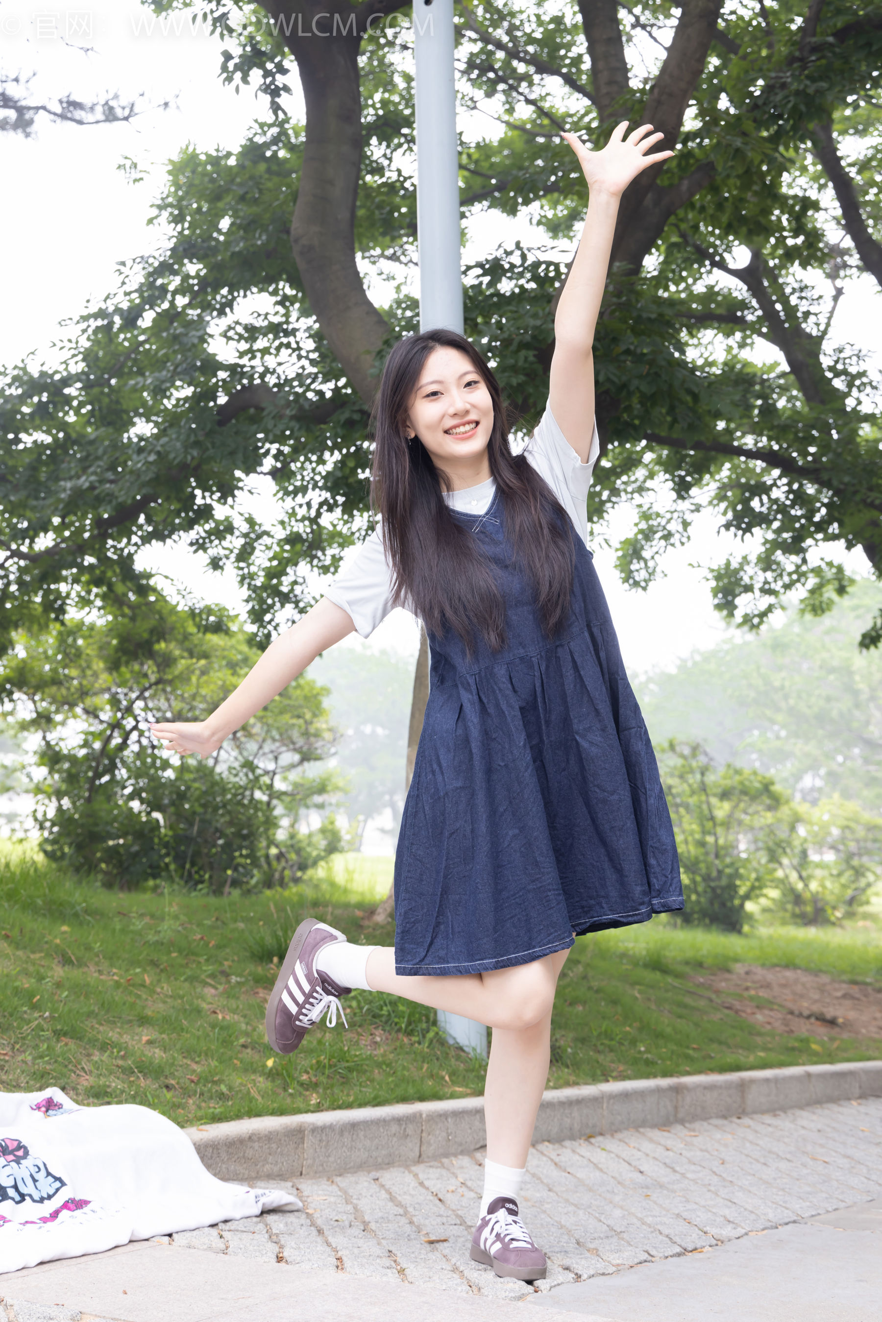 物恋传媒 No.2393 奶糖 - 帆布鞋、白棉袜、裸足/(160P)