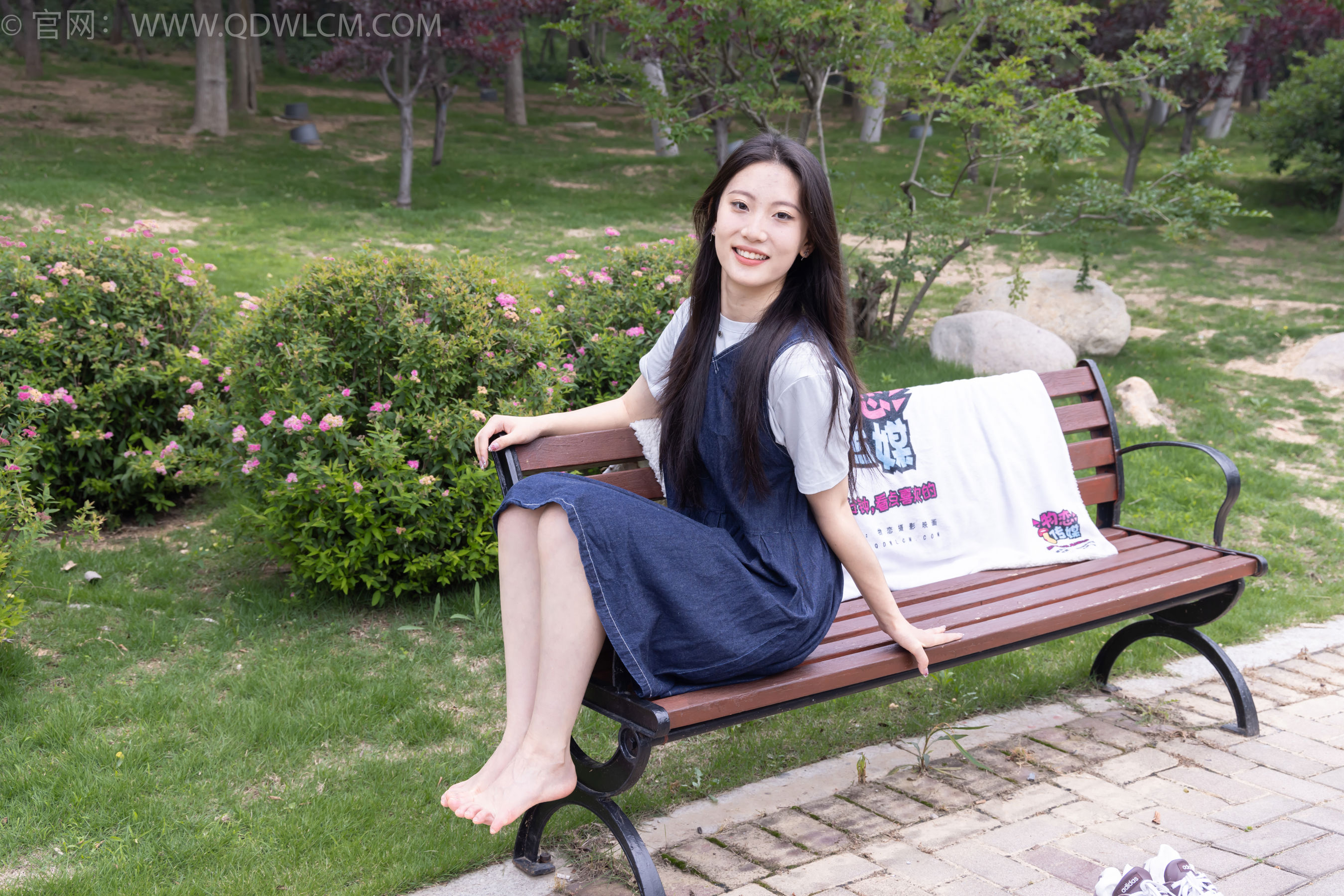 物恋传媒 No.2393 奶糖 - 帆布鞋、白棉袜、裸足/(160P)