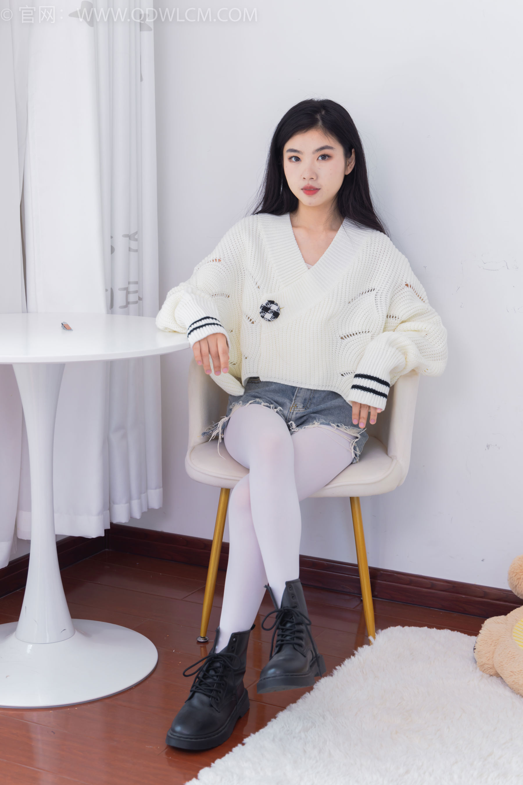 物恋传媒 No.2396 米米 - 马丁靴、厚白丝/(150P)