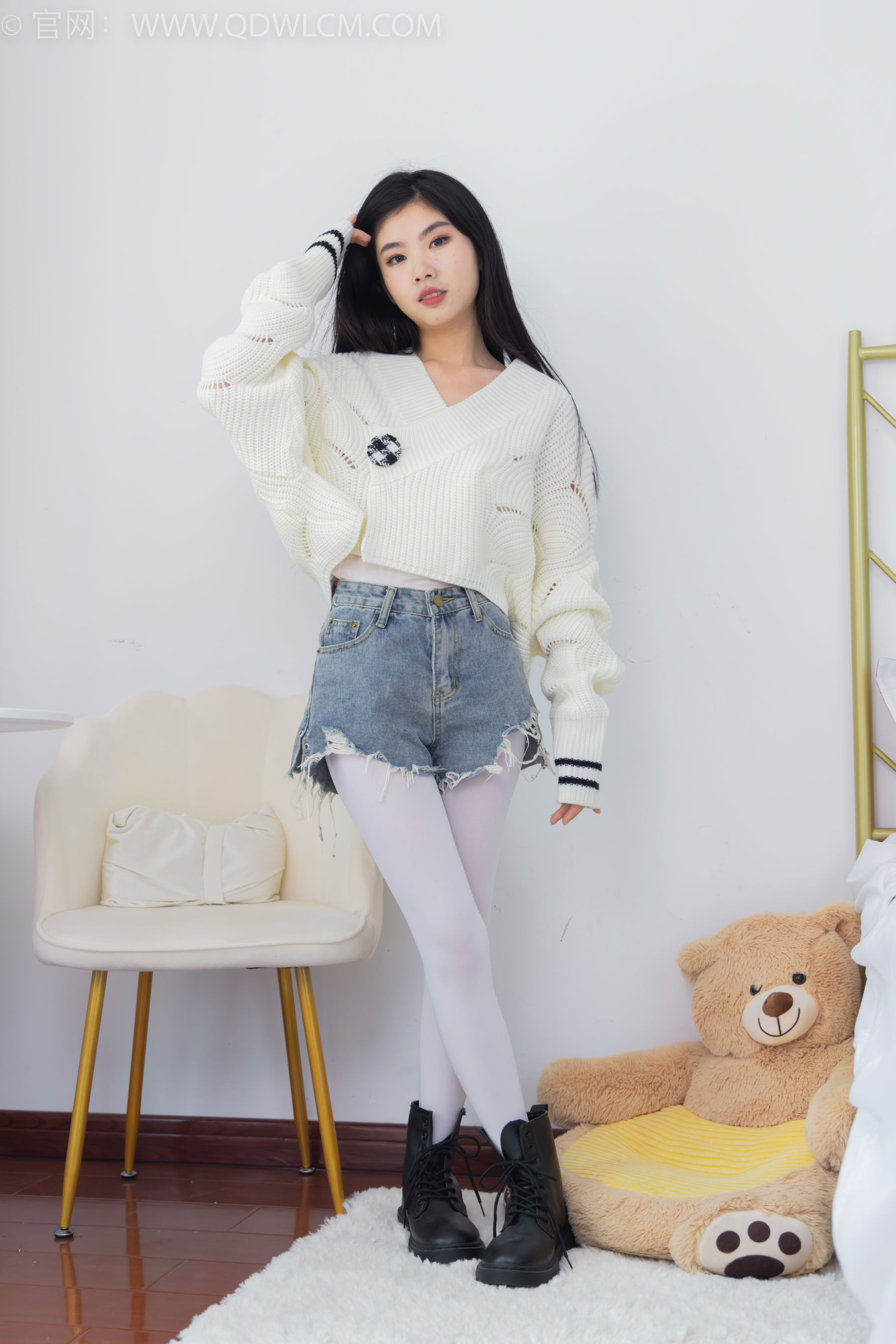 物恋传媒 No.2396 米米 - 马丁靴、厚白丝/(150P)