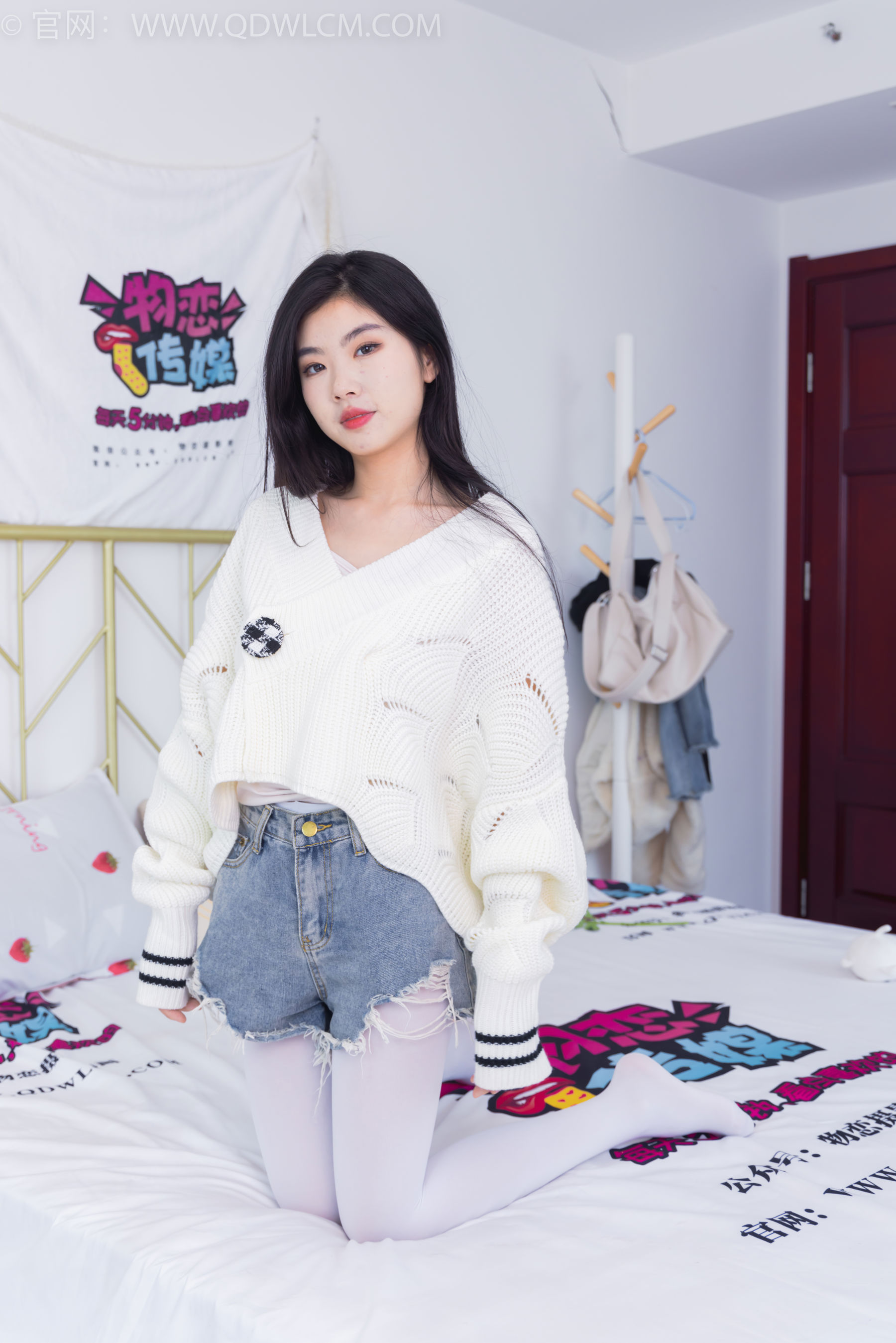 物恋传媒 No.2396 米米 - 马丁靴、厚白丝/(150P)