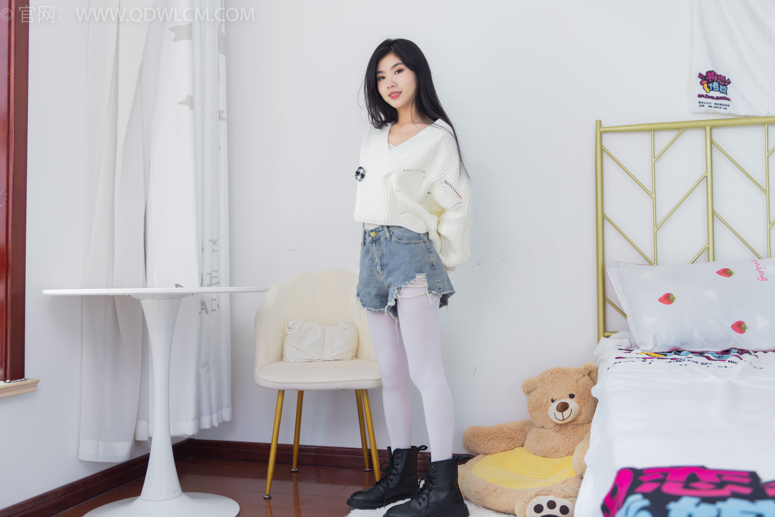 物恋传媒 No.2396 米米 - 马丁靴、厚白丝/(150P)