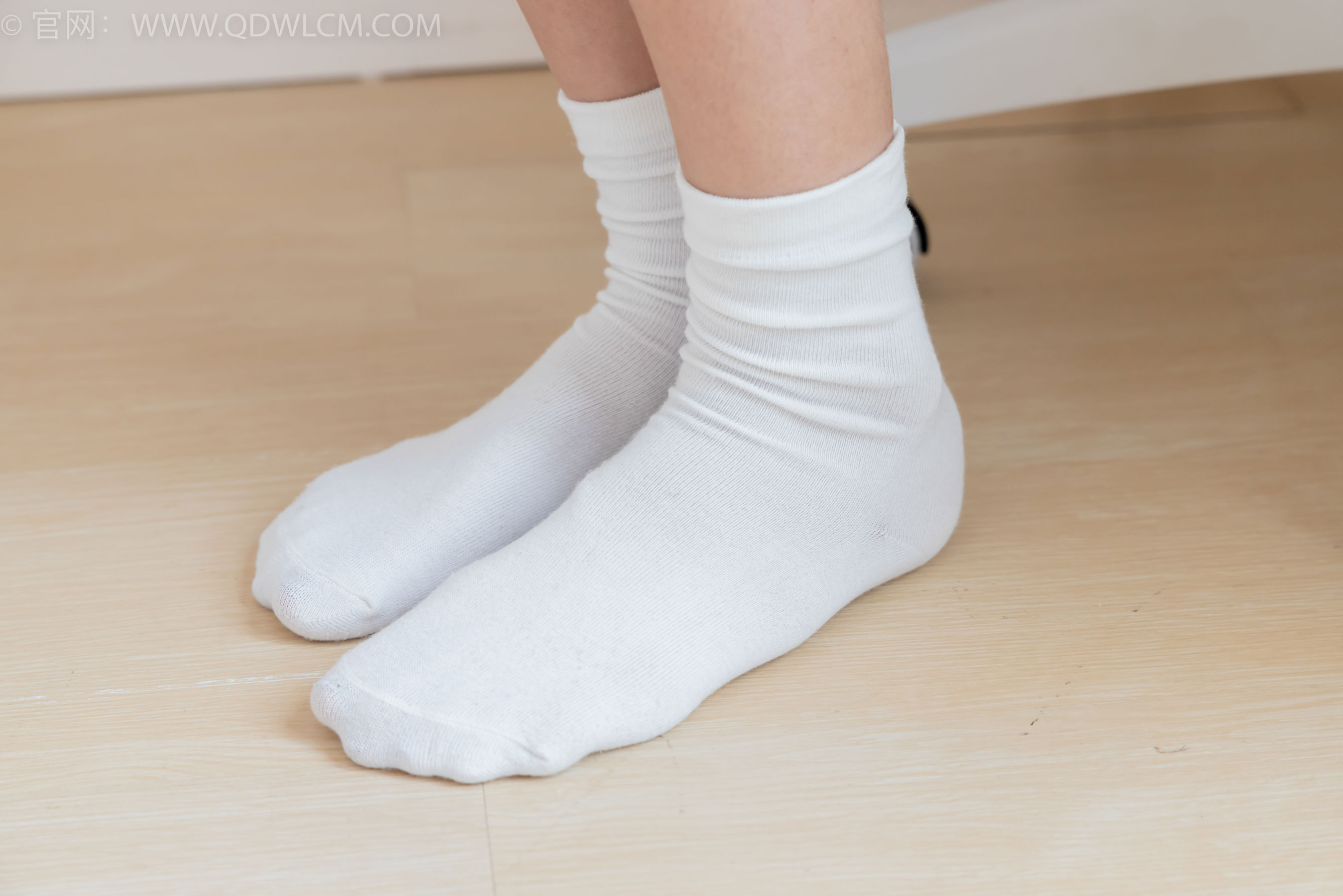 物恋传媒 No.2399 小夏 - 板鞋、白棉袜、裸足/(150P)