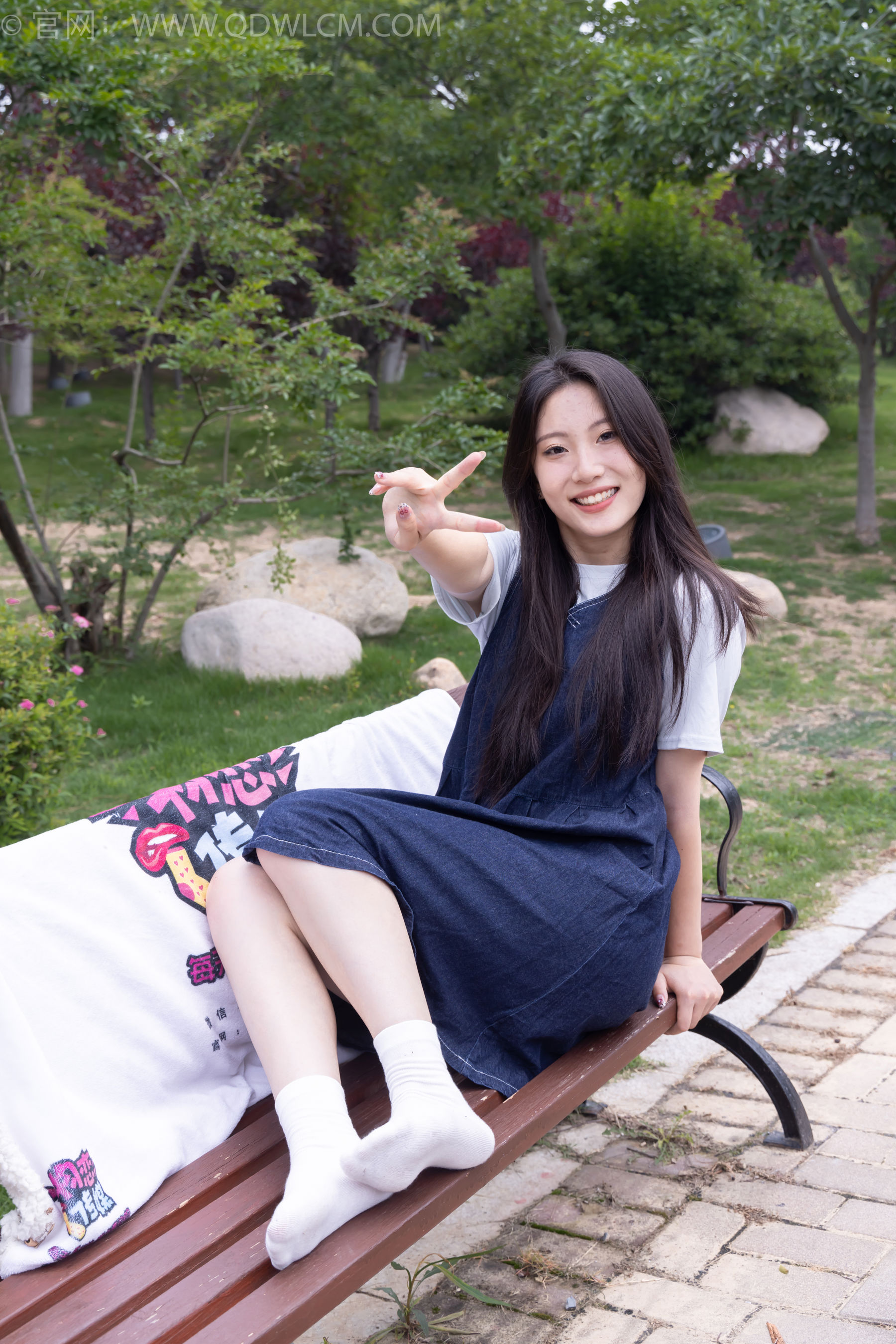 物恋传媒 No.2393 奶糖 - 帆布鞋、白棉袜、裸足/(160P)