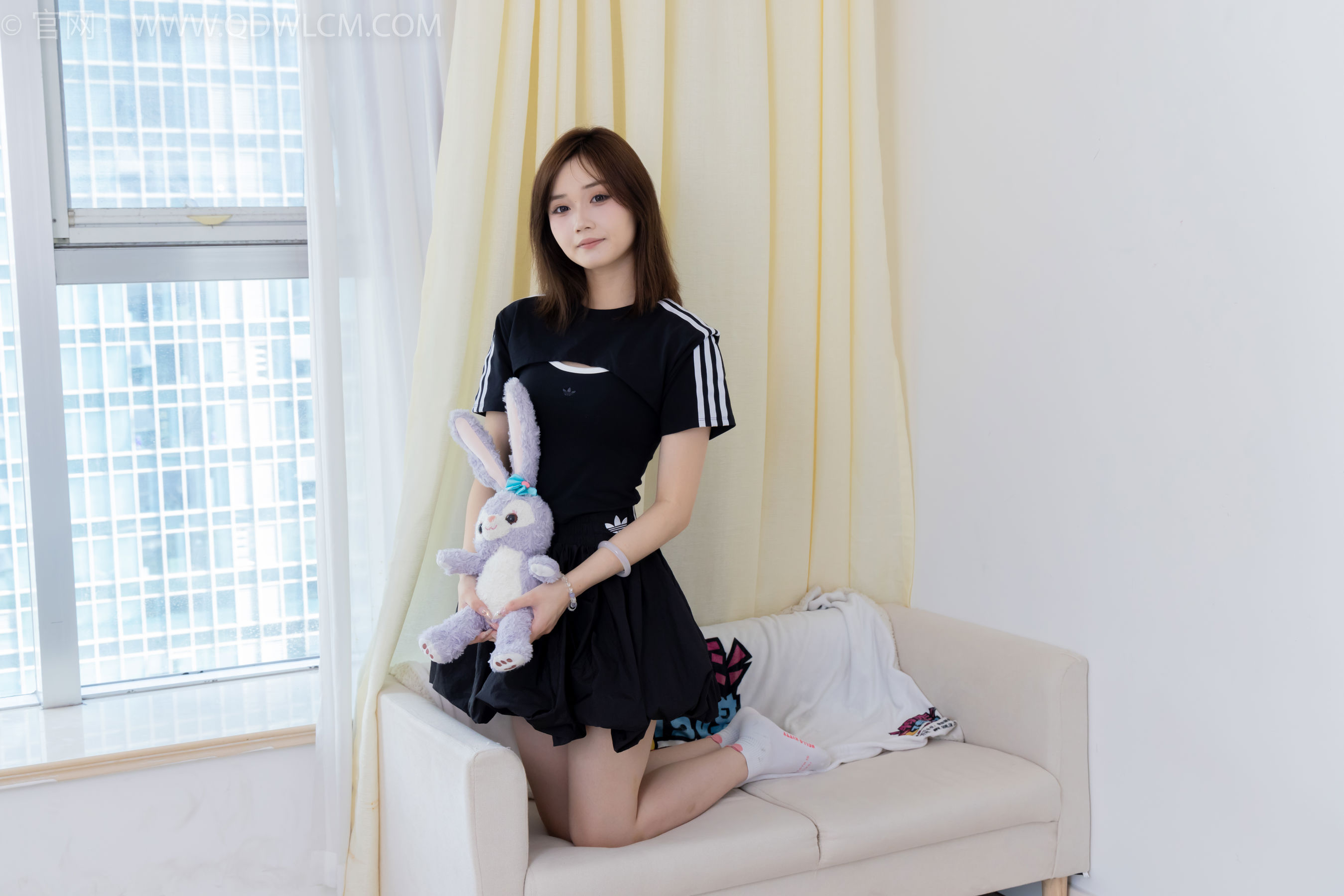 物恋传媒 No.2392 橙子 - 皮鞋、白棉袜、裸足/(150P)