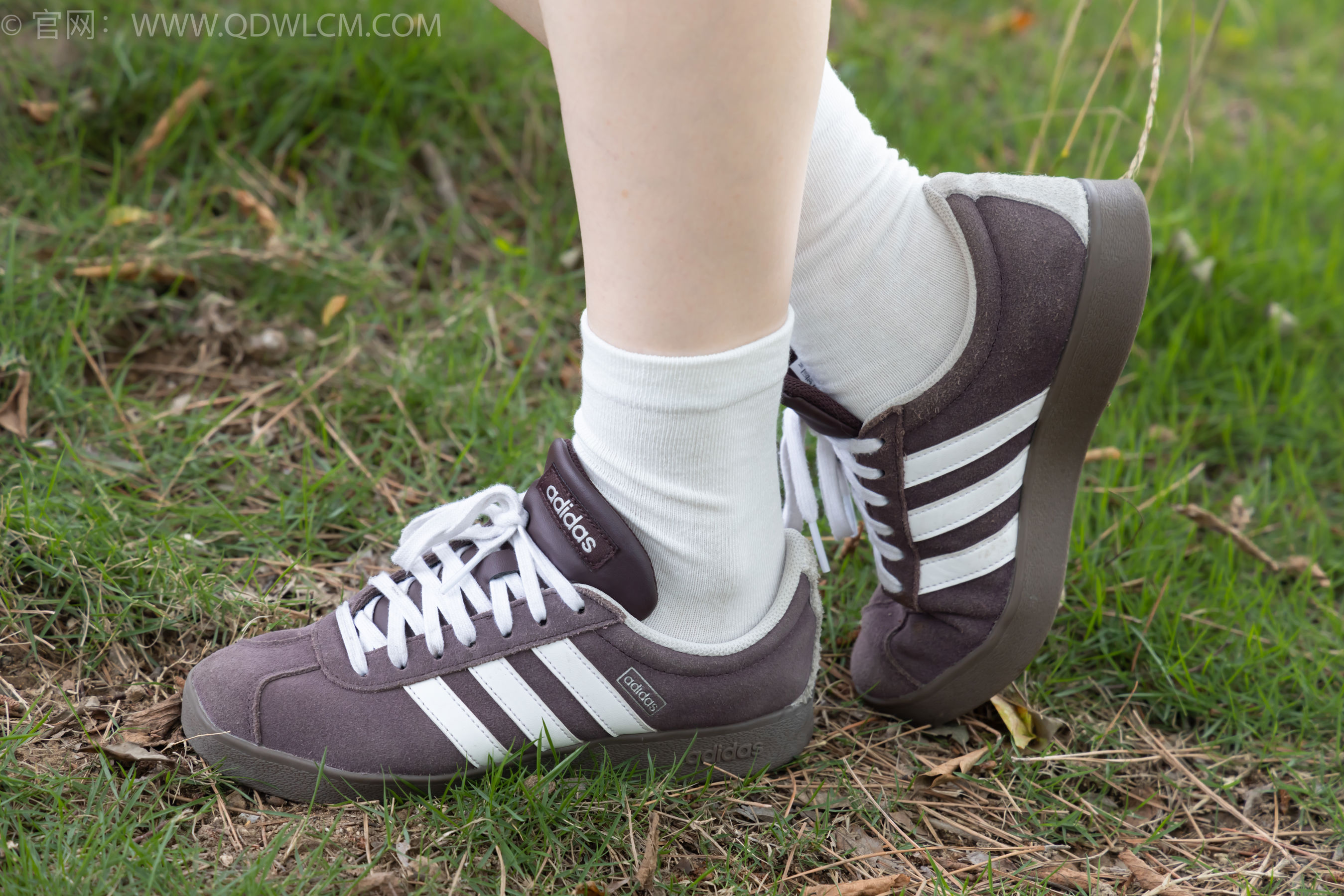 物恋传媒 No.2393 奶糖 - 帆布鞋、白棉袜、裸足/(160P)