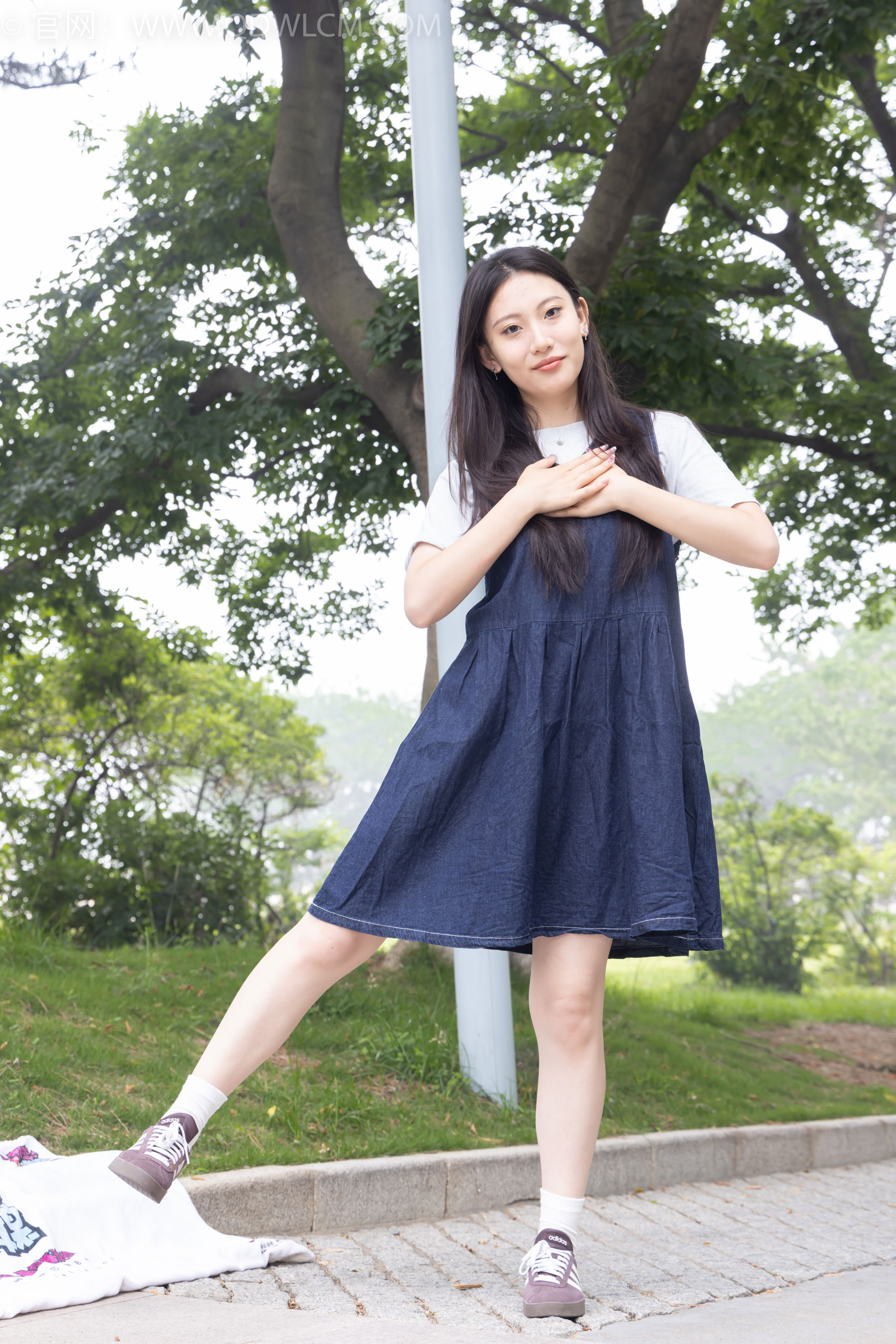 物恋传媒 No.2393 奶糖 - 帆布鞋、白棉袜、裸足/(160P)