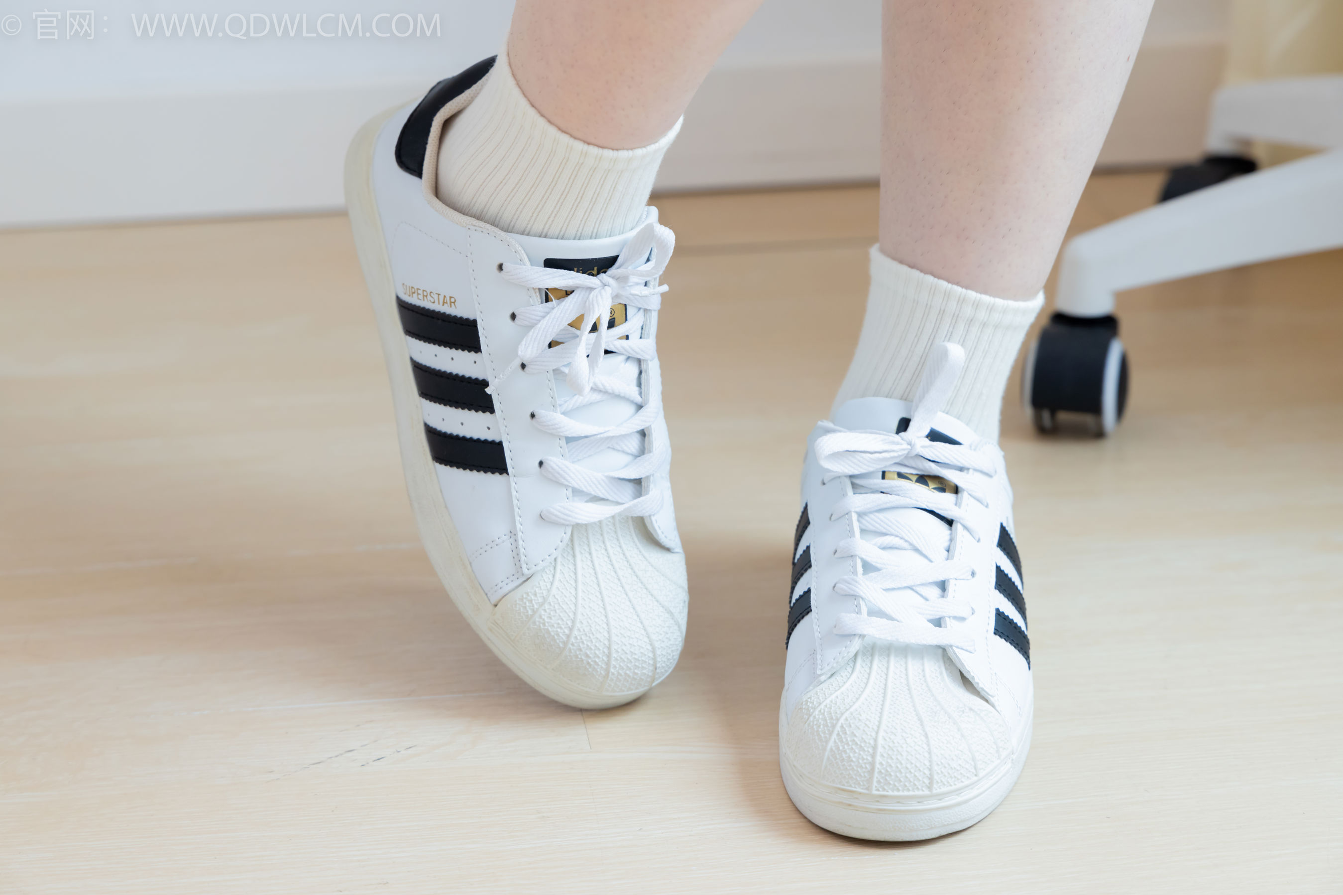 物恋传媒 No.2395 荔枝 - 板鞋、白棉袜、裸足/(150P)