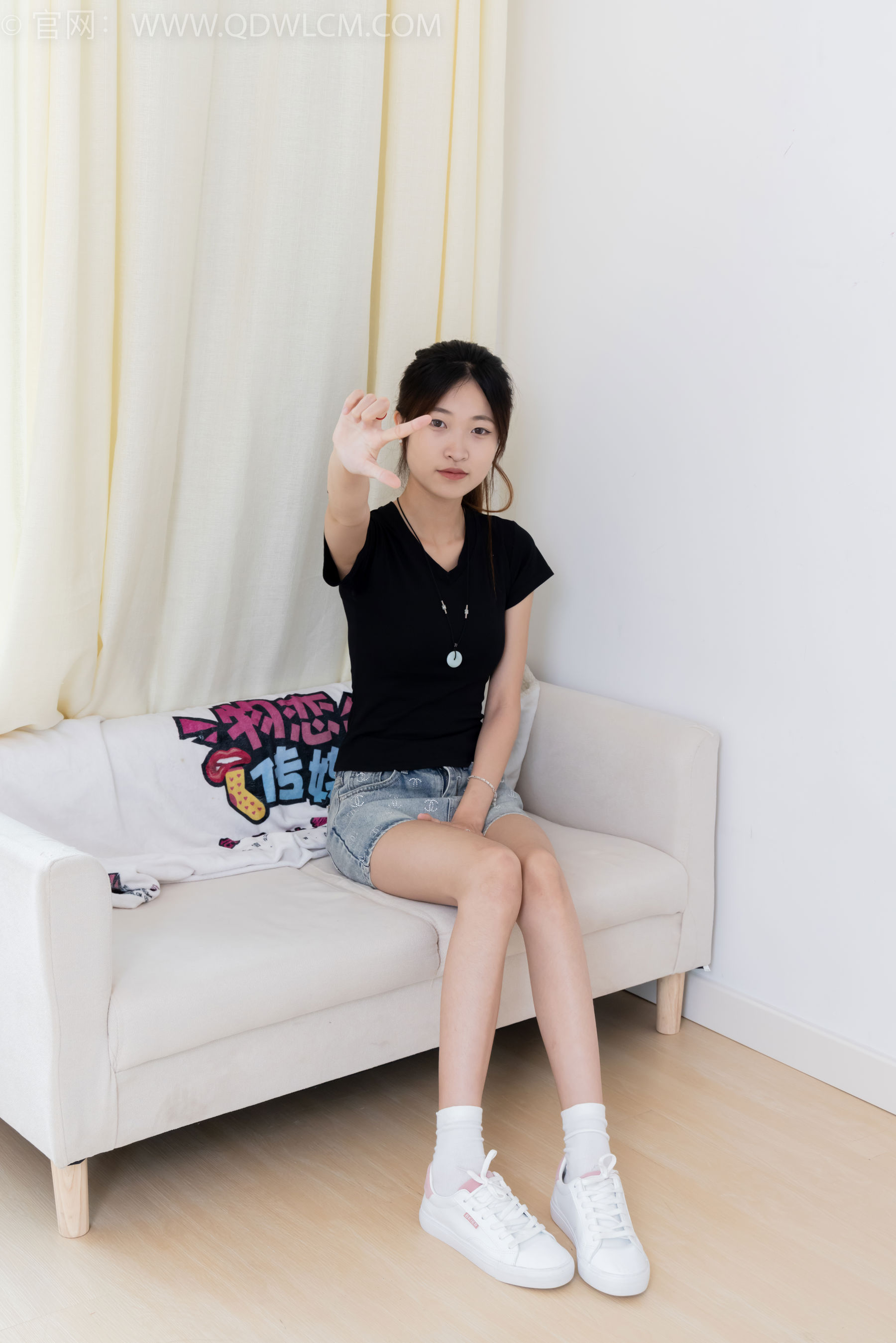 物恋传媒 No.2399 小夏 - 板鞋、白棉袜、裸足/(150P)