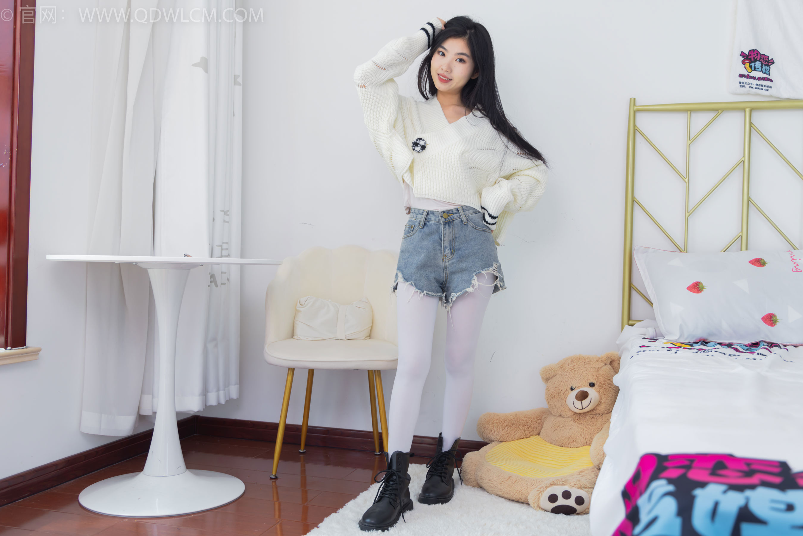 物恋传媒 No.2396 米米 - 马丁靴、厚白丝/(150P)