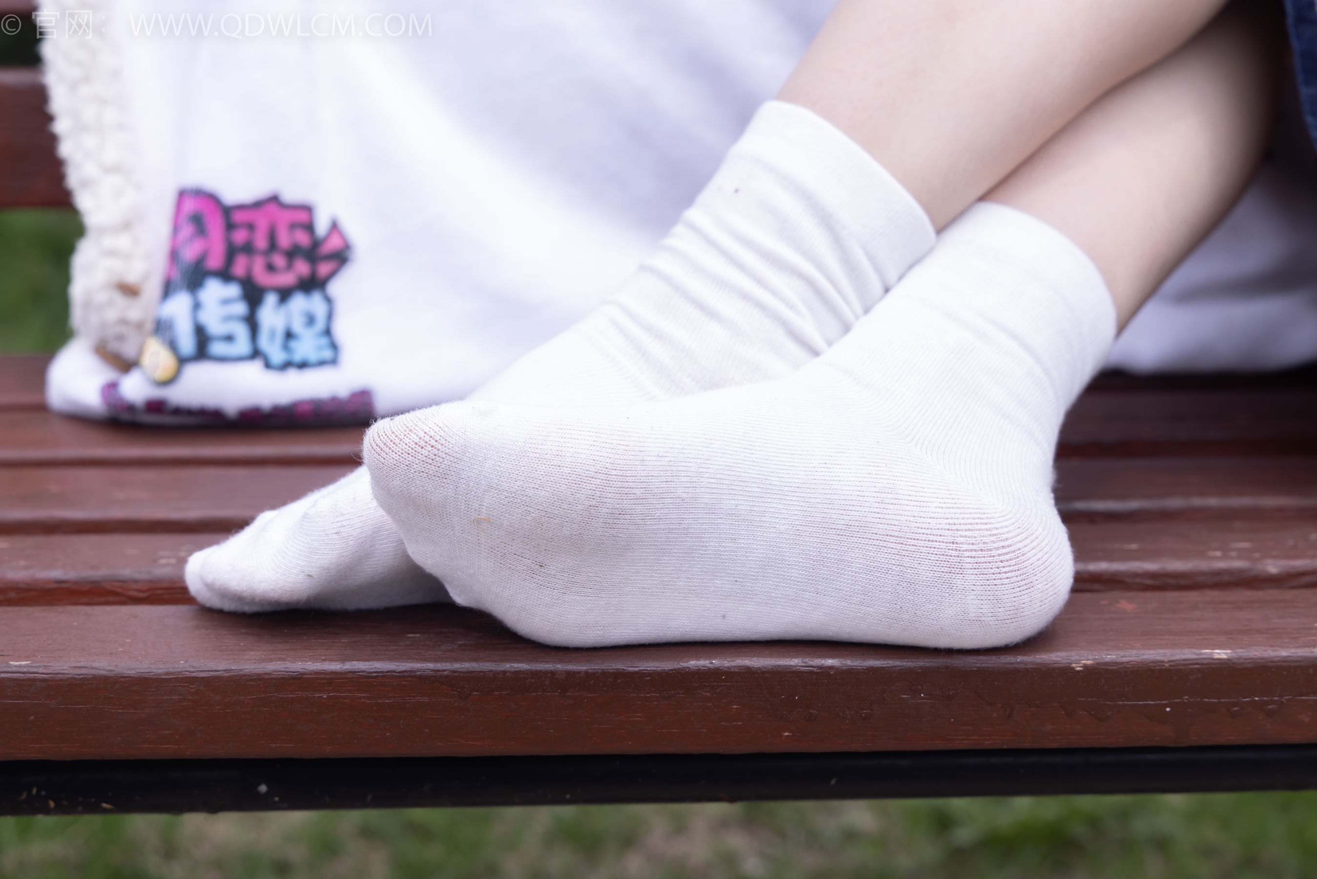 物恋传媒 No.2393 奶糖 - 帆布鞋、白棉袜、裸足/(160P)