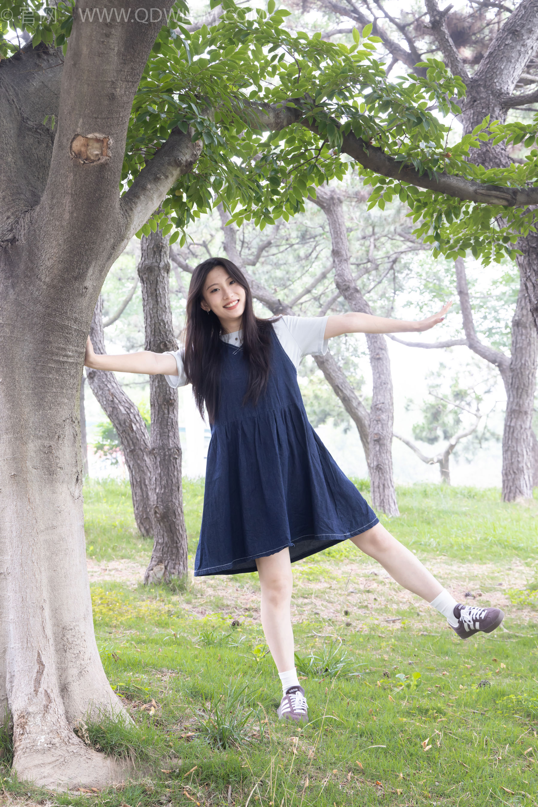 物恋传媒 No.2393 奶糖 - 帆布鞋、白棉袜、裸足/(160P)