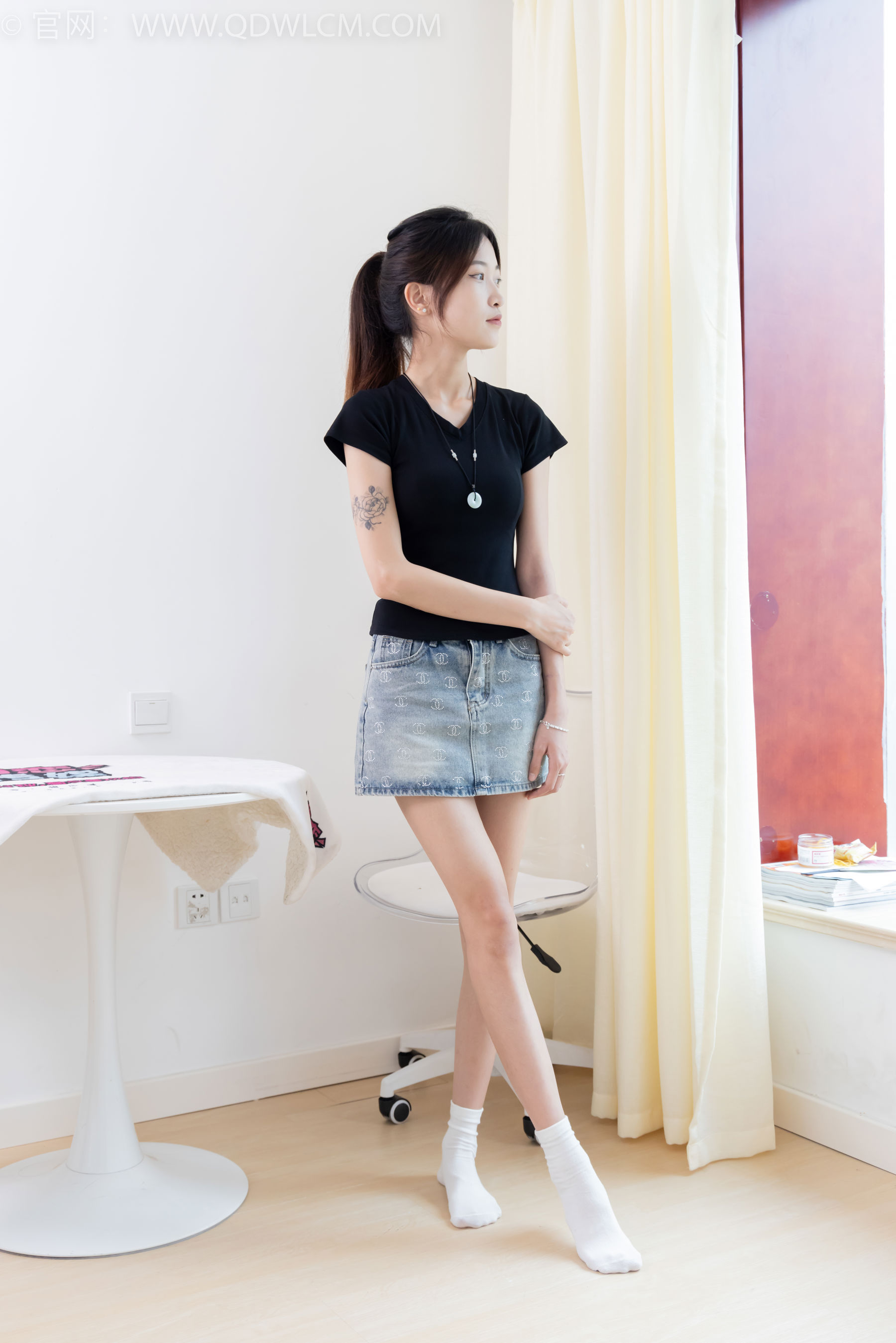 物恋传媒 No.2399 小夏 - 板鞋、白棉袜、裸足/(150P)