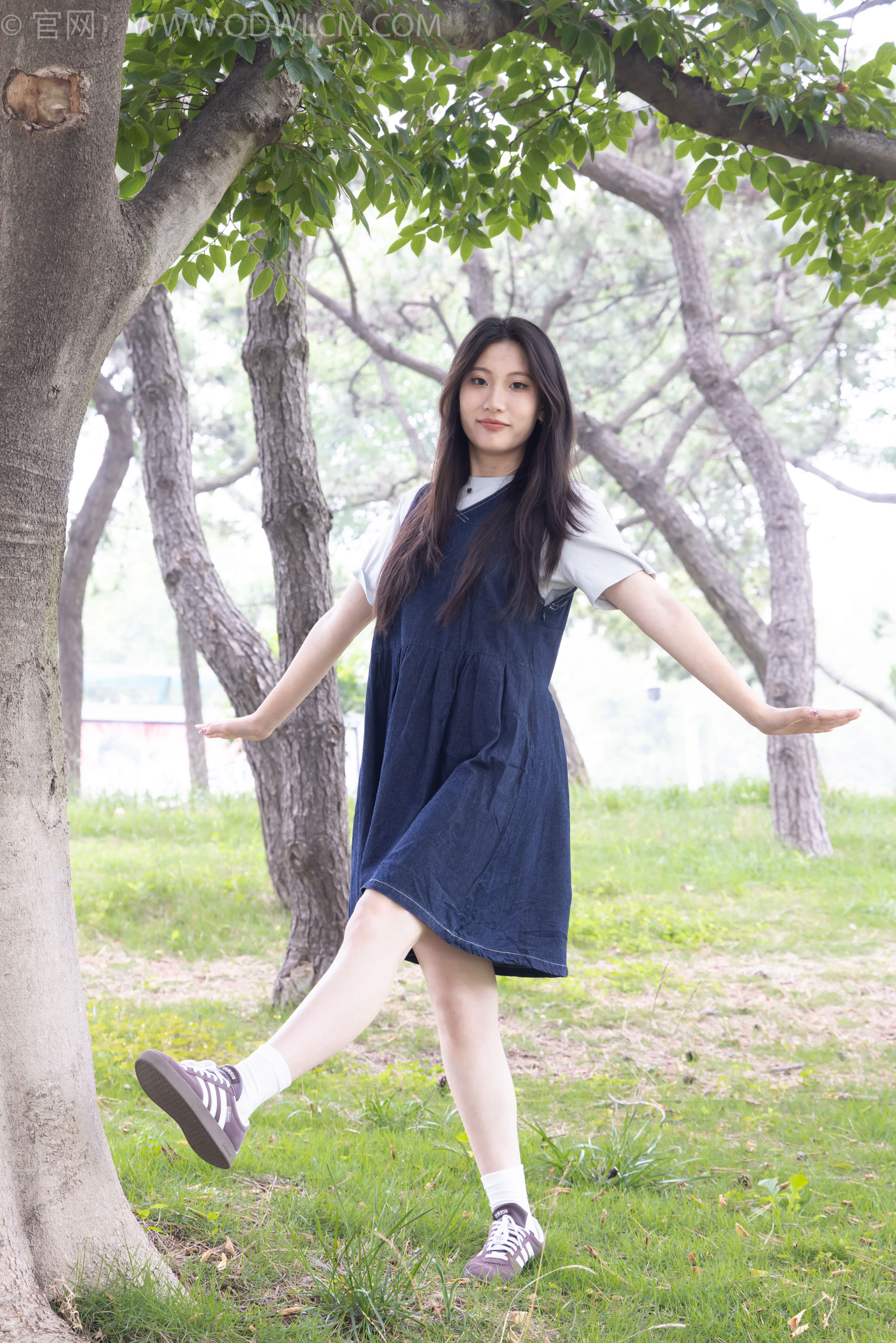 物恋传媒 No.2393 奶糖 - 帆布鞋、白棉袜、裸足/(160P)