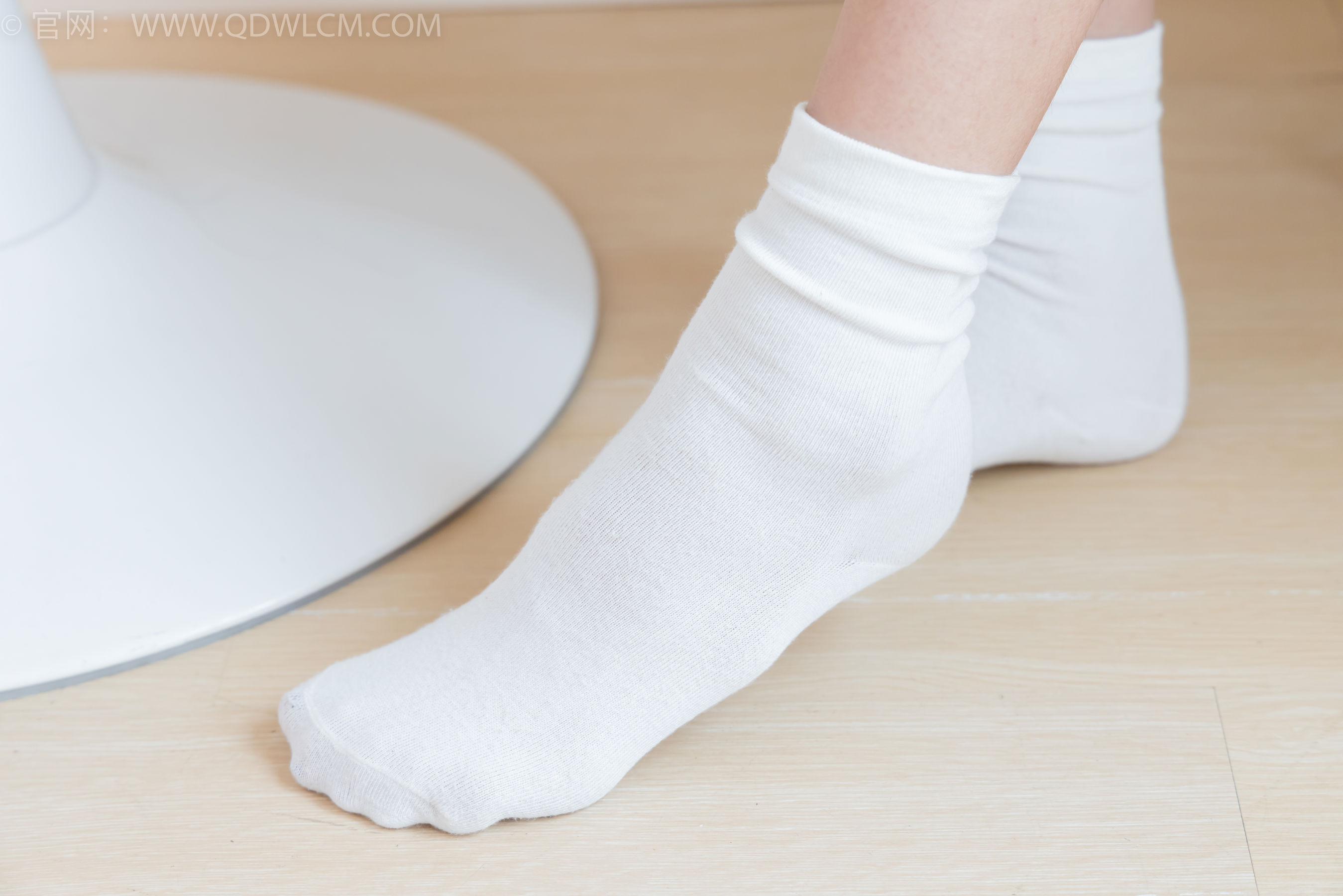 物恋传媒 No.2399 小夏 - 板鞋、白棉袜、裸足/(150P)