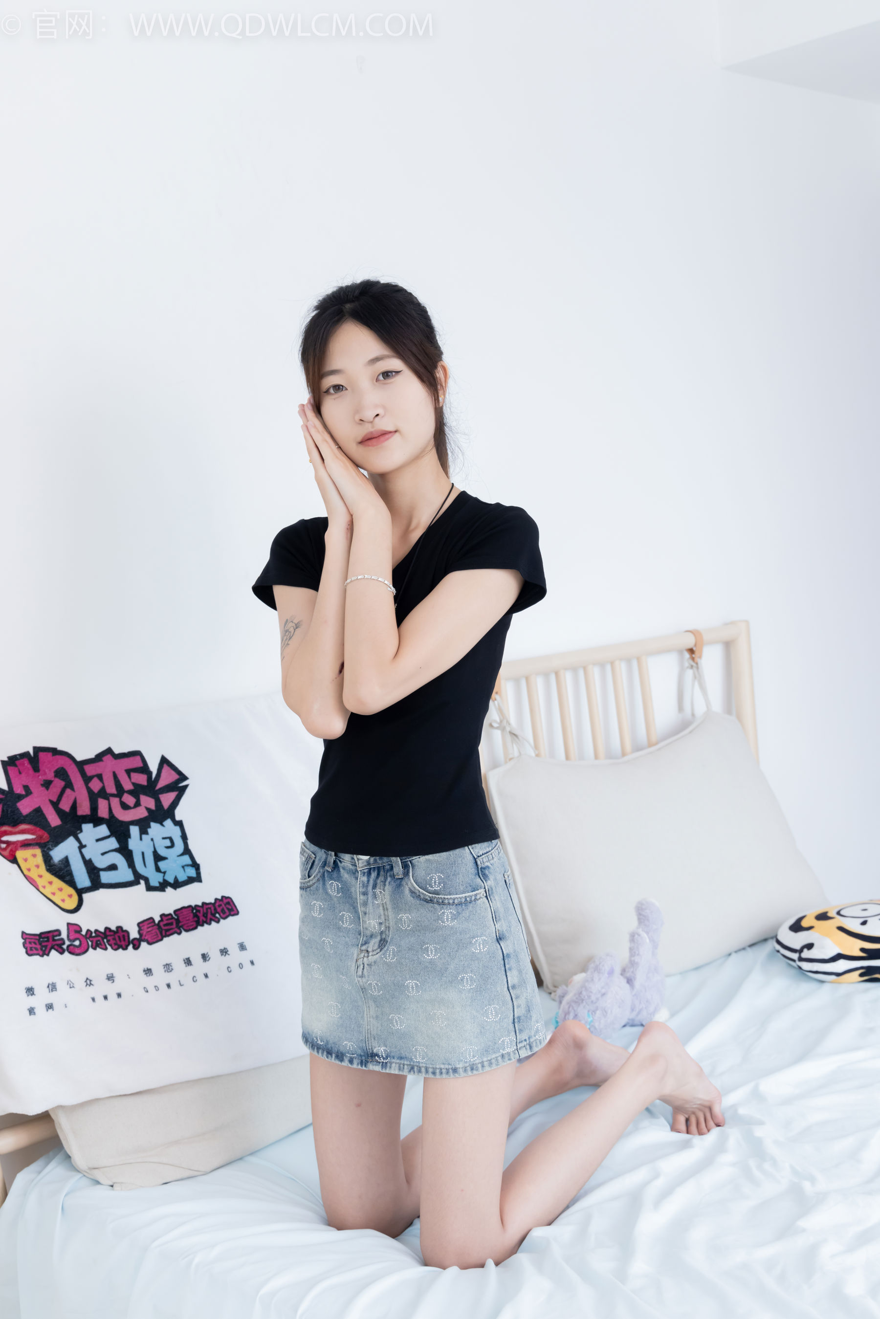 物恋传媒 No.2399 小夏 - 板鞋、白棉袜、裸足/(150P)