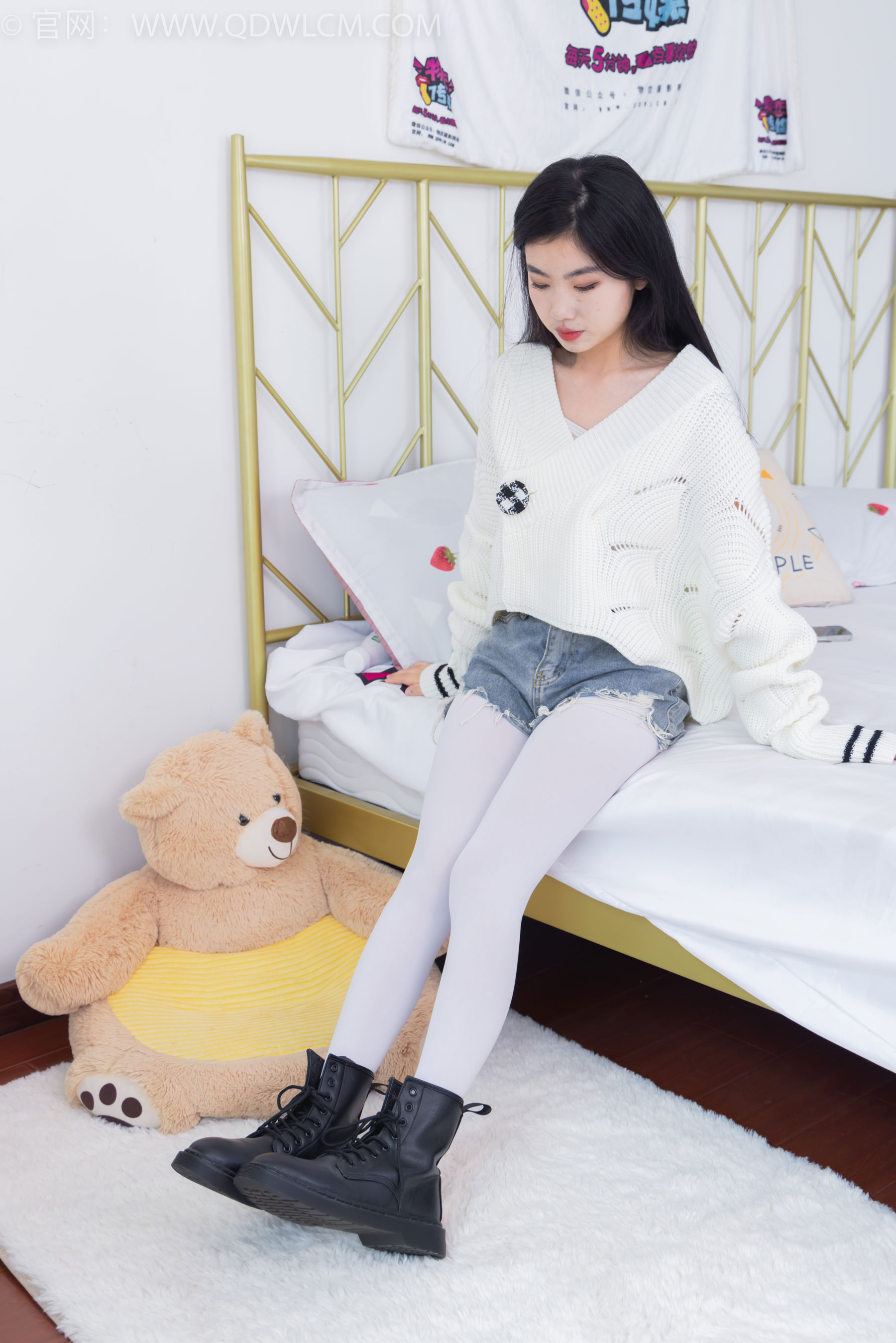 物恋传媒 No.2396 米米 - 马丁靴、厚白丝/(150P)