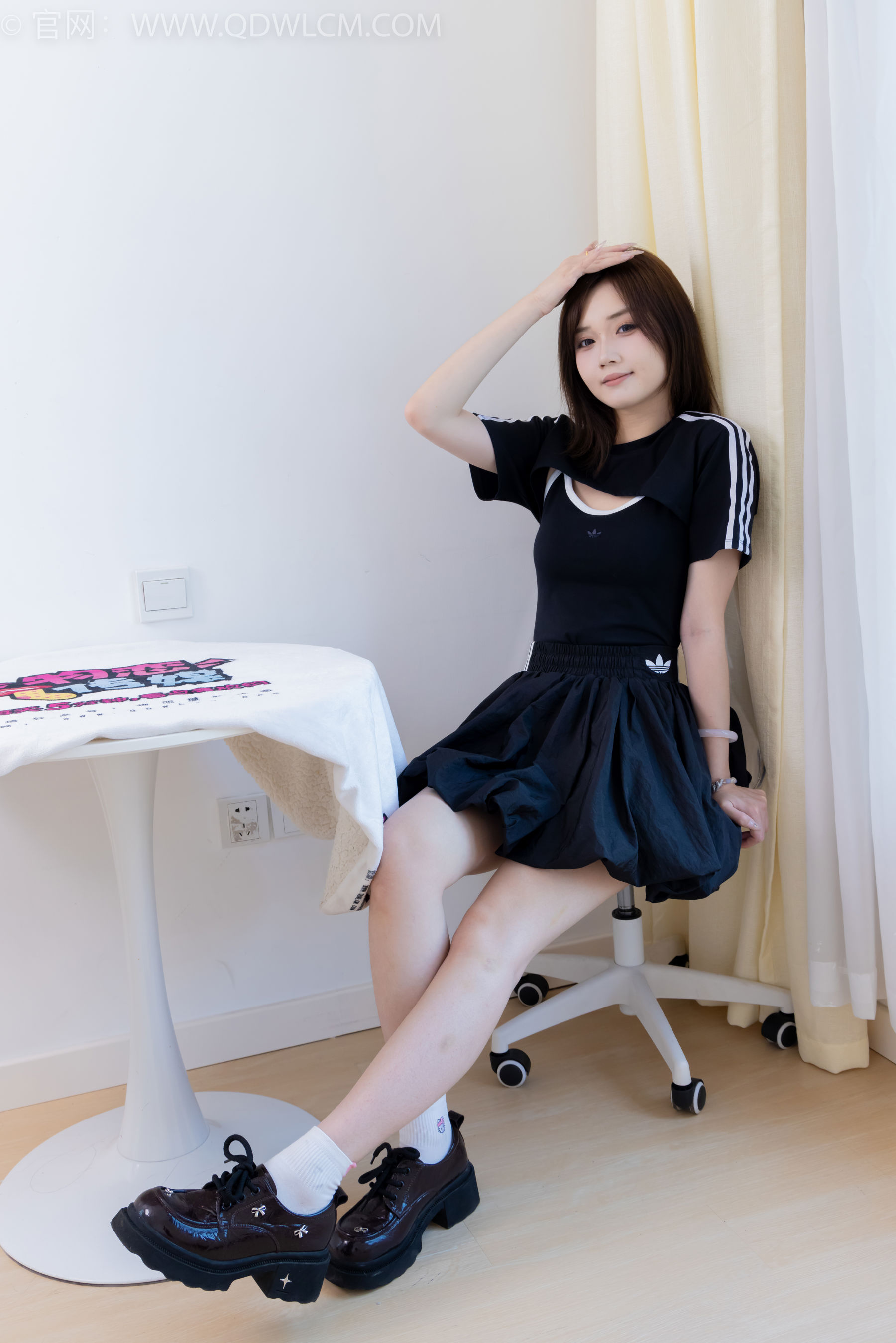 物恋传媒 No.2392 橙子 - 皮鞋、白棉袜、裸足/(150P)