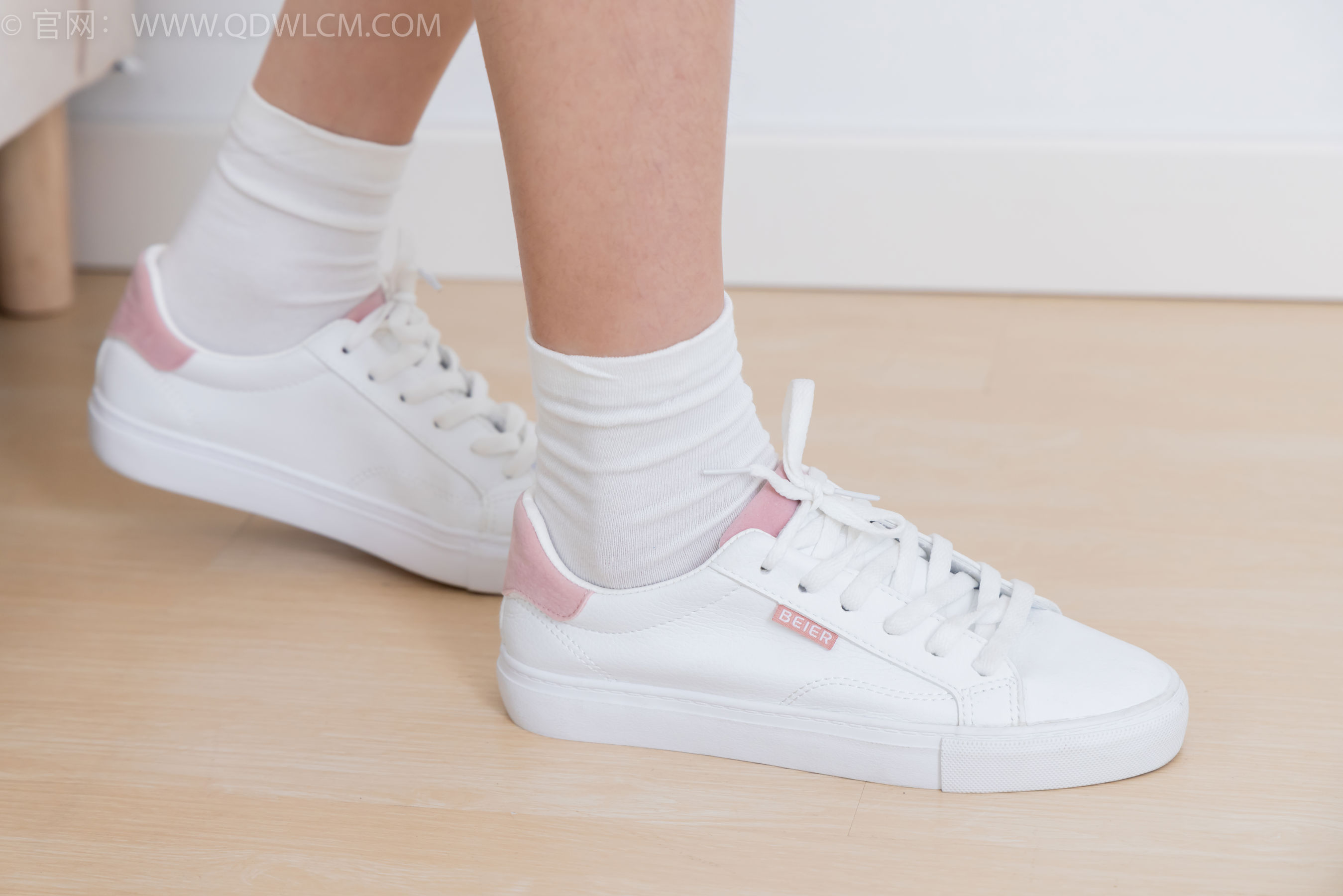 物恋传媒 No.2399 小夏 - 板鞋、白棉袜、裸足/(150P)