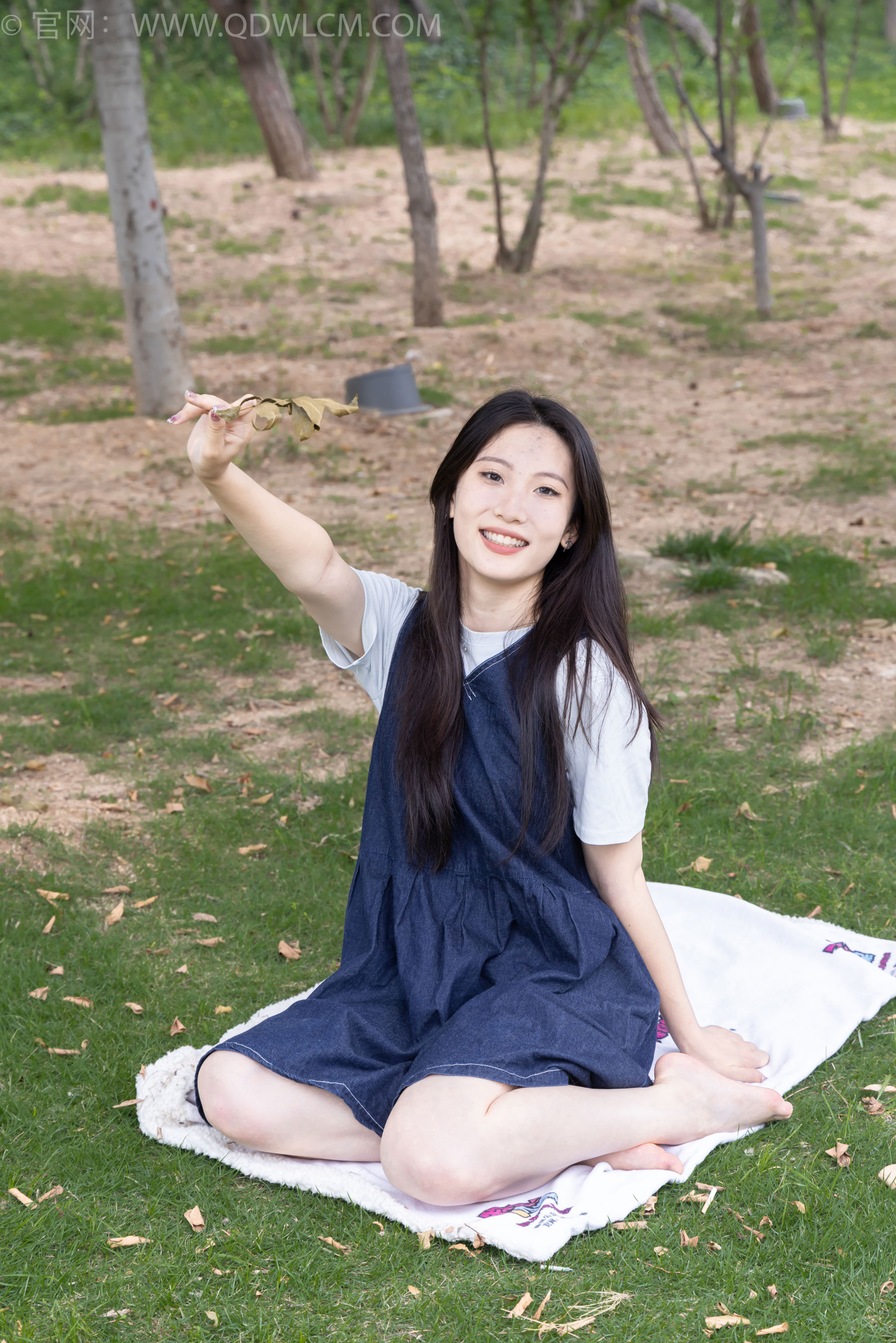 物恋传媒 No.2393 奶糖 - 帆布鞋、白棉袜、裸足/(160P)