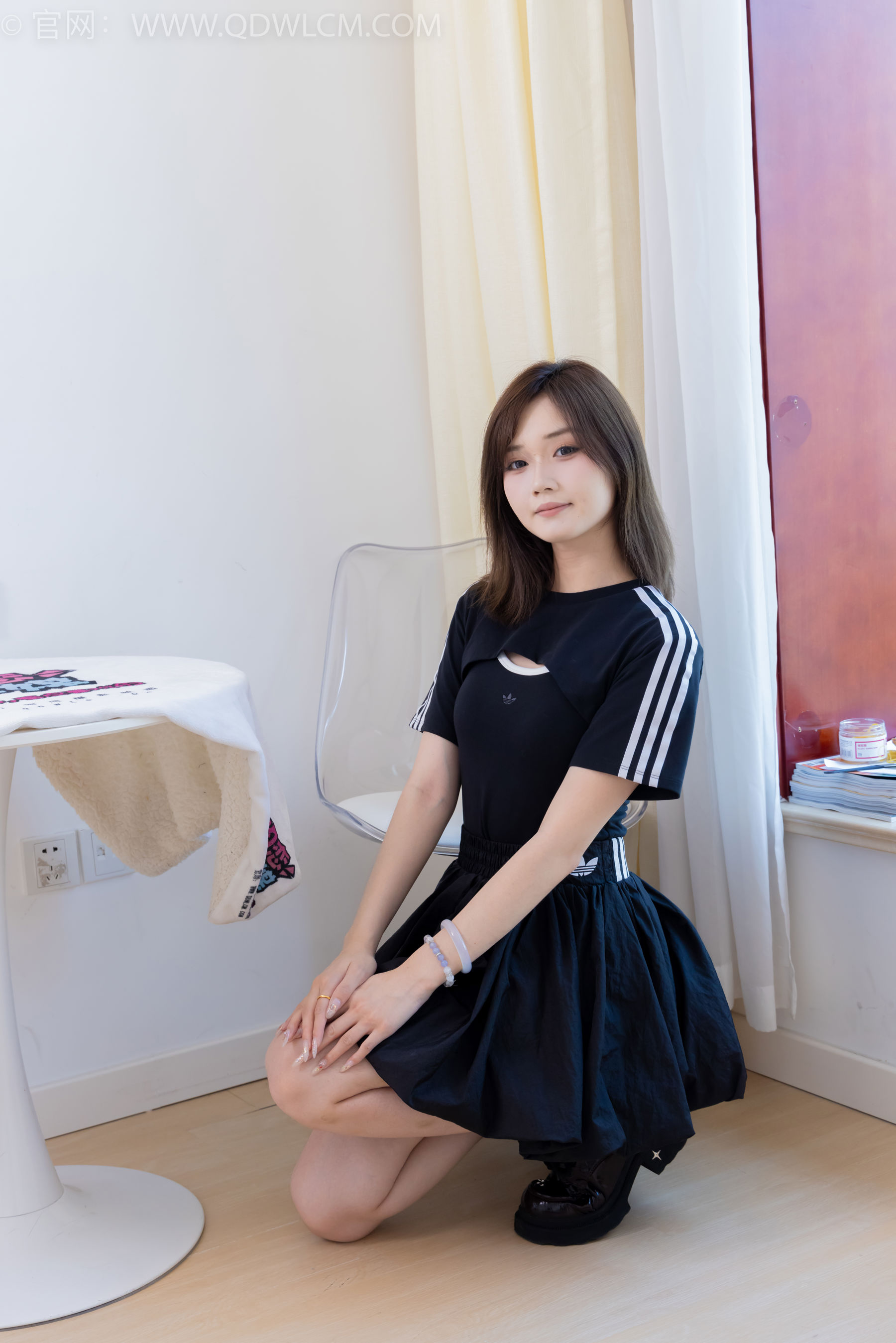 物恋传媒 No.2392 橙子 - 皮鞋、白棉袜、裸足/(150P)