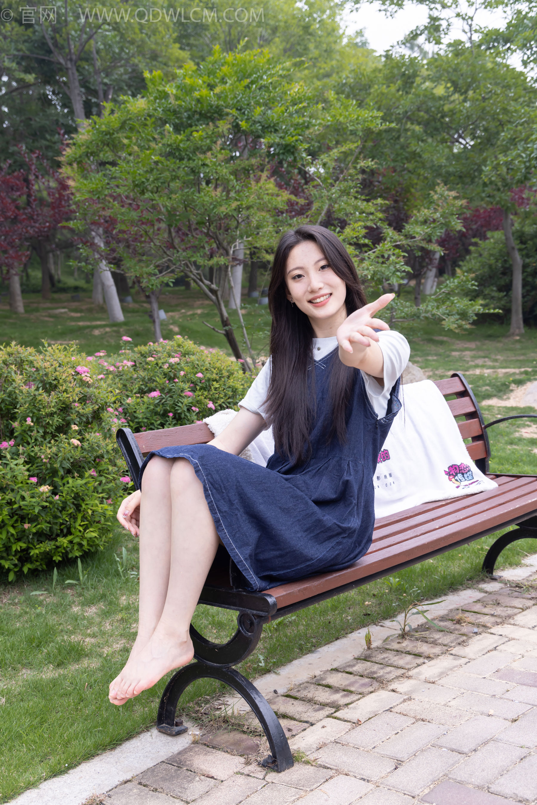 物恋传媒 No.2393 奶糖 - 帆布鞋、白棉袜、裸足/(160P)