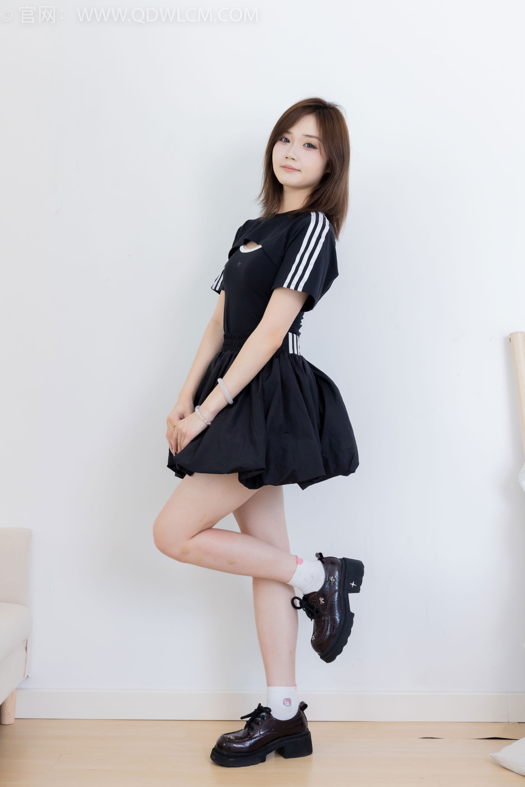 物恋传媒 No.2392 橙子 - 皮鞋、白棉袜、裸足/(150P)