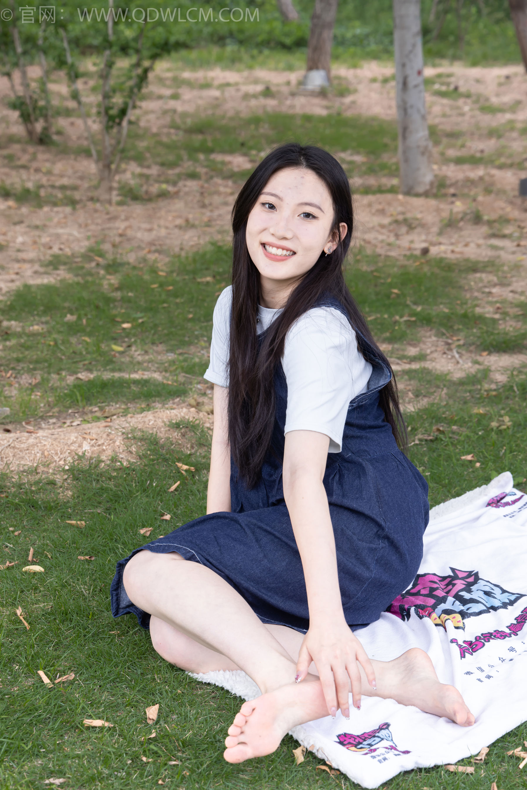 物恋传媒 No.2393 奶糖 - 帆布鞋、白棉袜、裸足/(160P)