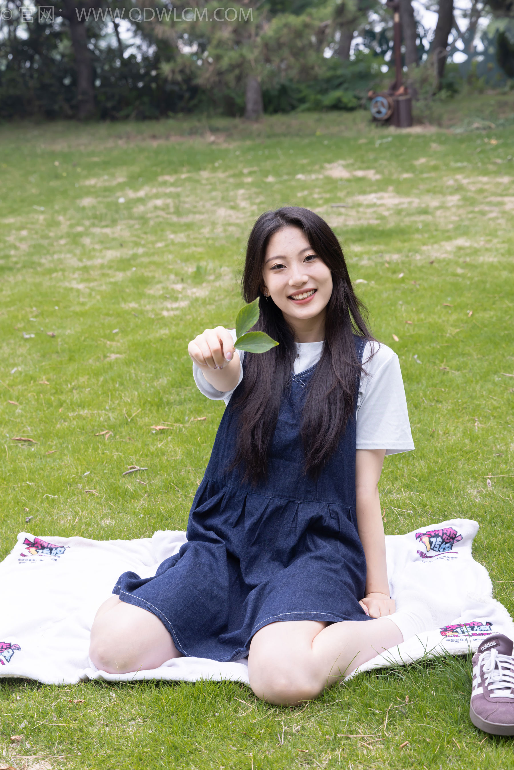 物恋传媒 No.2393 奶糖 - 帆布鞋、白棉袜、裸足/(160P)