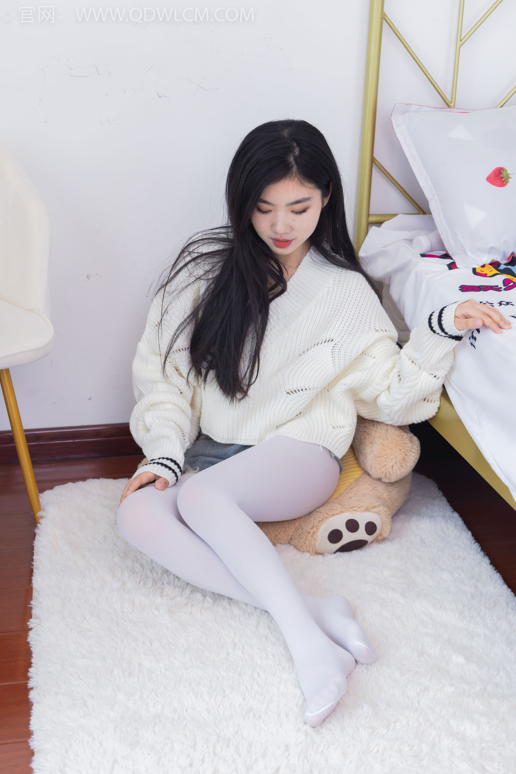 物恋传媒 No.2396 米米 - 马丁靴、厚白丝/(150P)