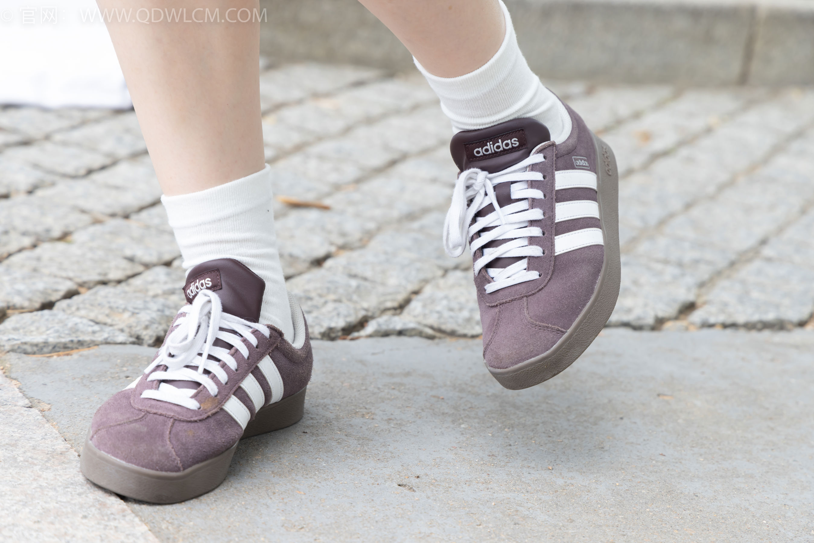 物恋传媒 No.2393 奶糖 - 帆布鞋、白棉袜、裸足/(160P)