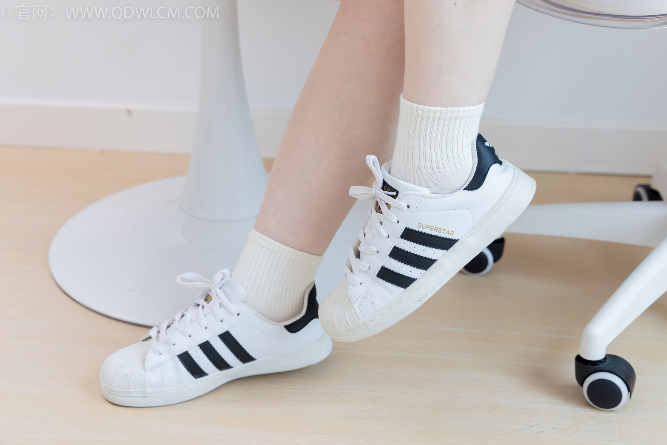 物恋传媒 No.2395 荔枝 - 板鞋、白棉袜、裸足/(150P)