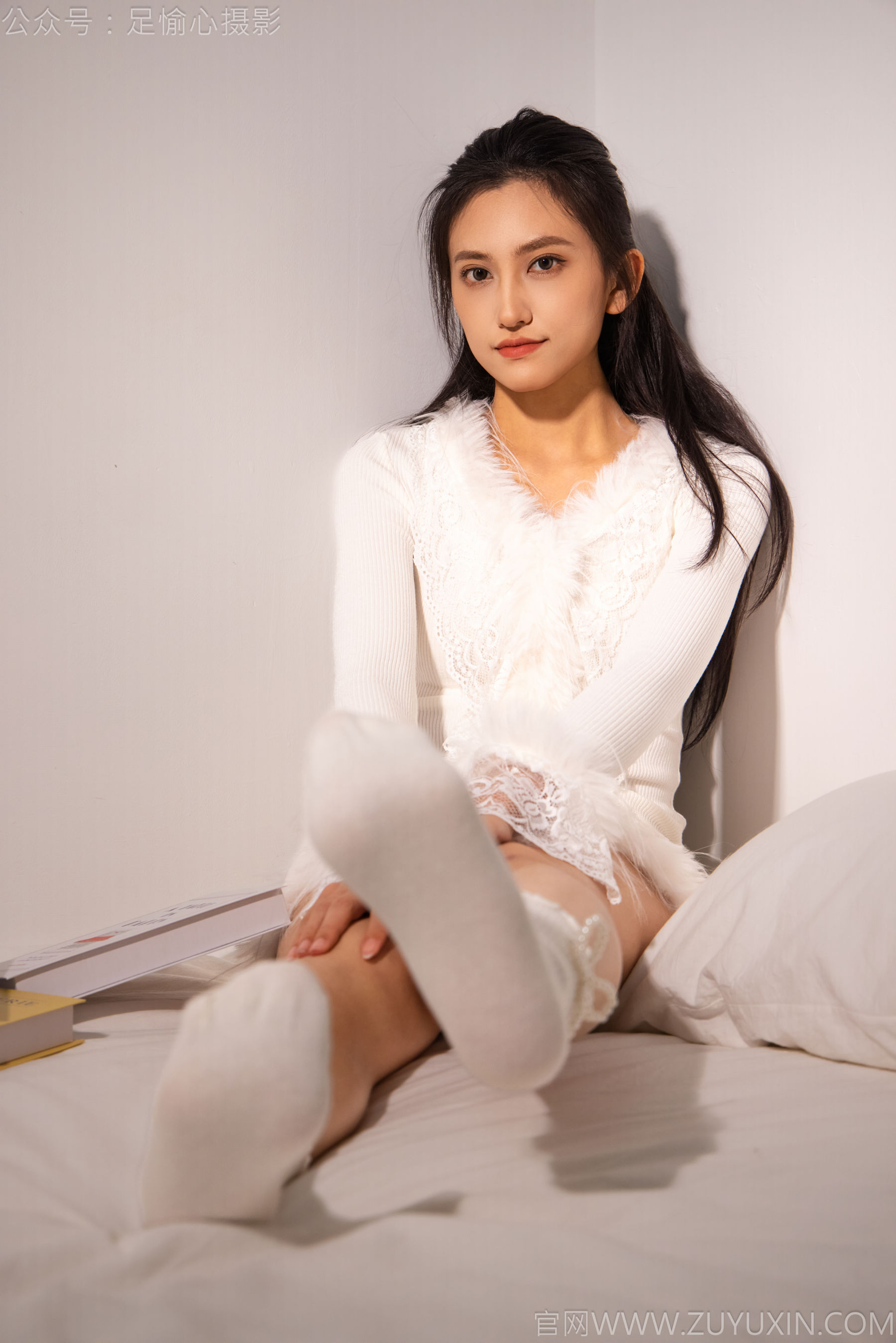 View - 足愉心 No.029 可乐 （搭配：白色上衣、短裙、运动鞋、白色棉袜） - 图库库