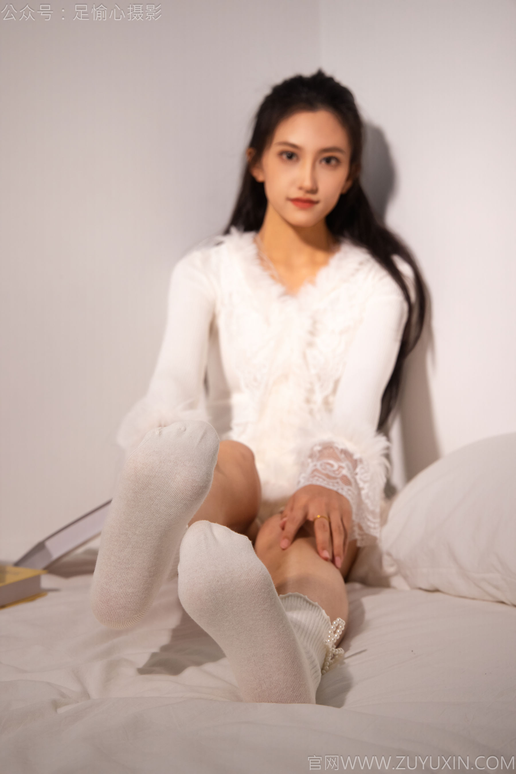 View - 足愉心 No.029 可乐 （搭配：白色上衣、短裙、运动鞋、白色棉袜） - 图库库