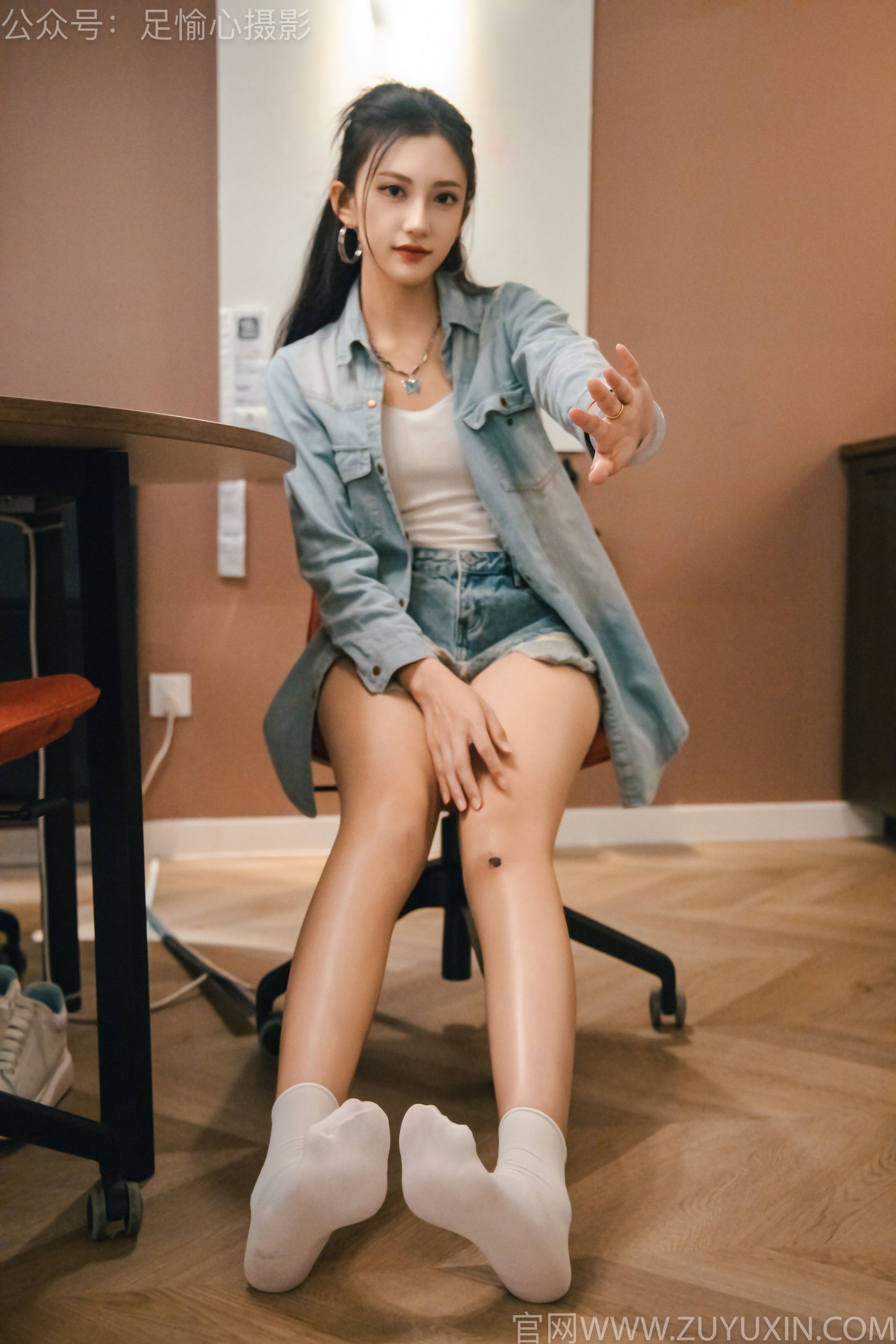 足愉心 No.001 可乐 （搭配：白T、牛仔短裤、板鞋、白棉袜、裸足）/(120P)