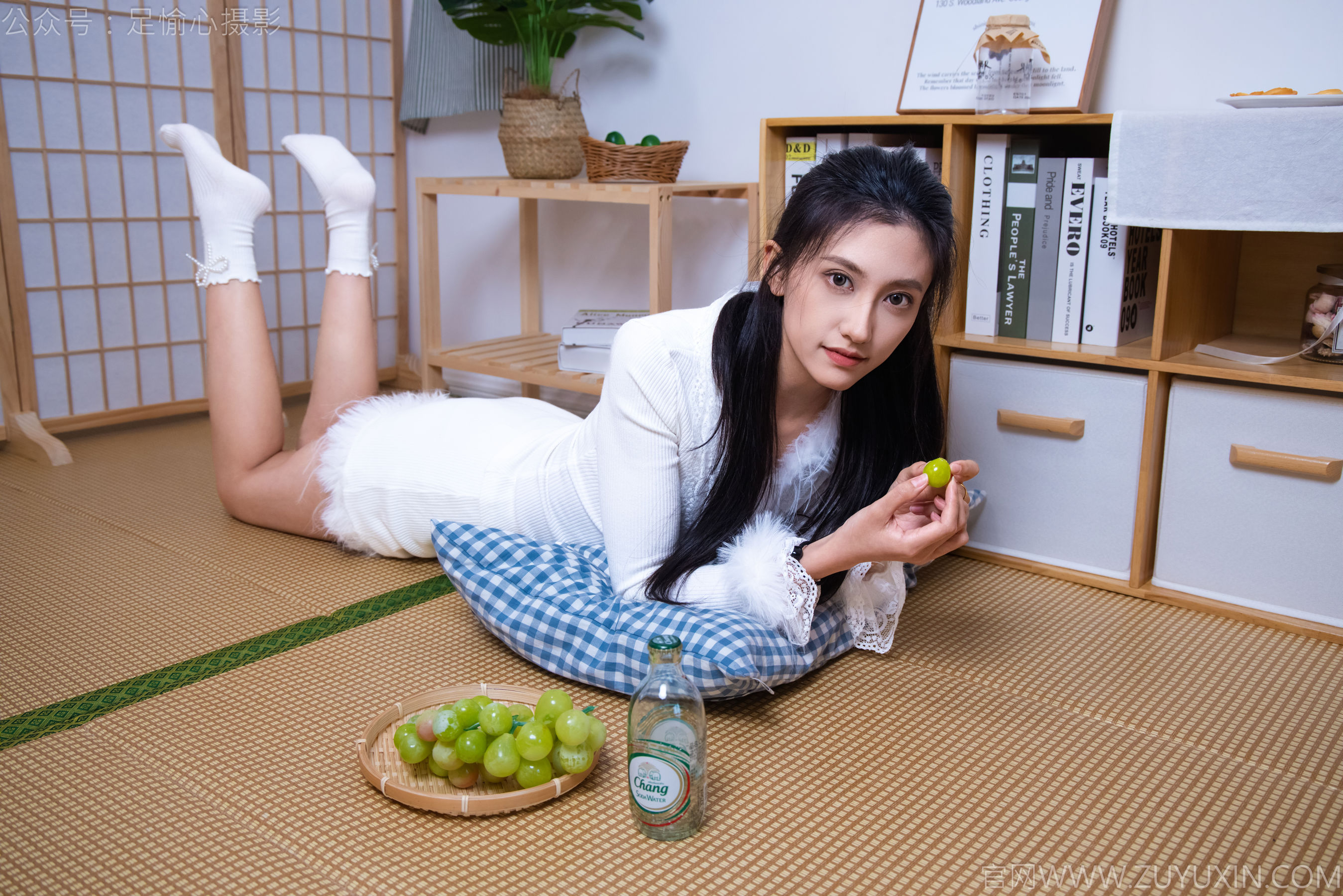 足愉心 No.029 可乐 （搭配：白色上衣、短裙、运动鞋、白色棉袜）/(140P)