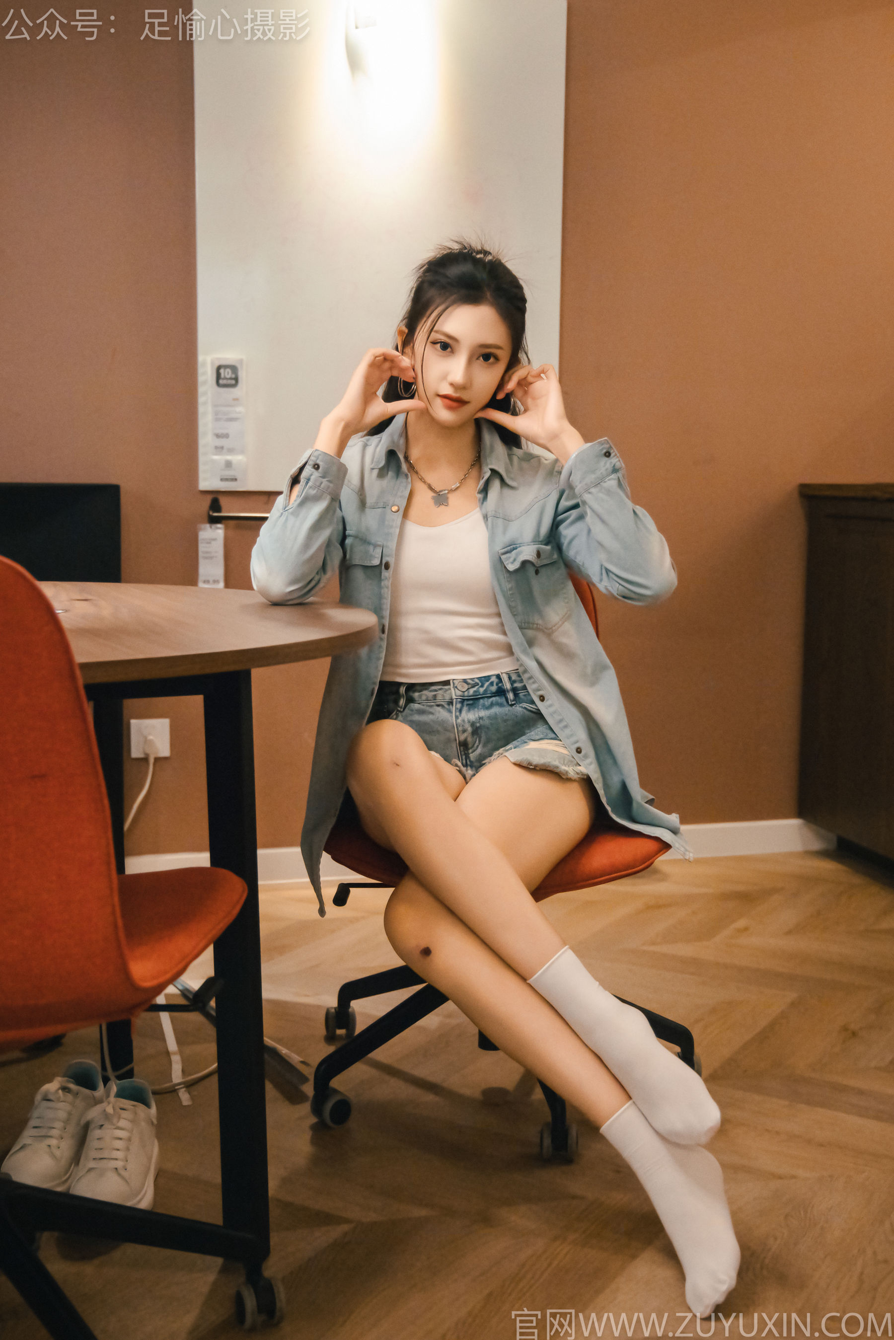 足愉心 No.001 可乐 （搭配：白T、牛仔短裤、板鞋、白棉袜、裸足）/(120P)