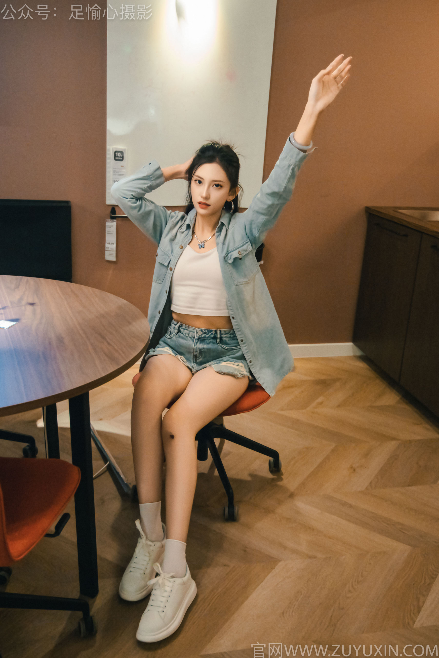 足愉心 No.001 可乐 （搭配：白T、牛仔短裤、板鞋、白棉袜、裸足）/(120P)