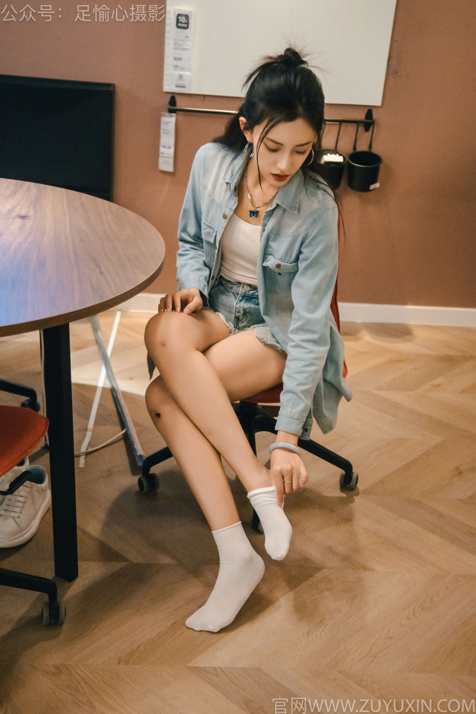 足愉心 No.001 可乐 （搭配：白T、牛仔短裤、板鞋、白棉袜、裸足）/(120P)