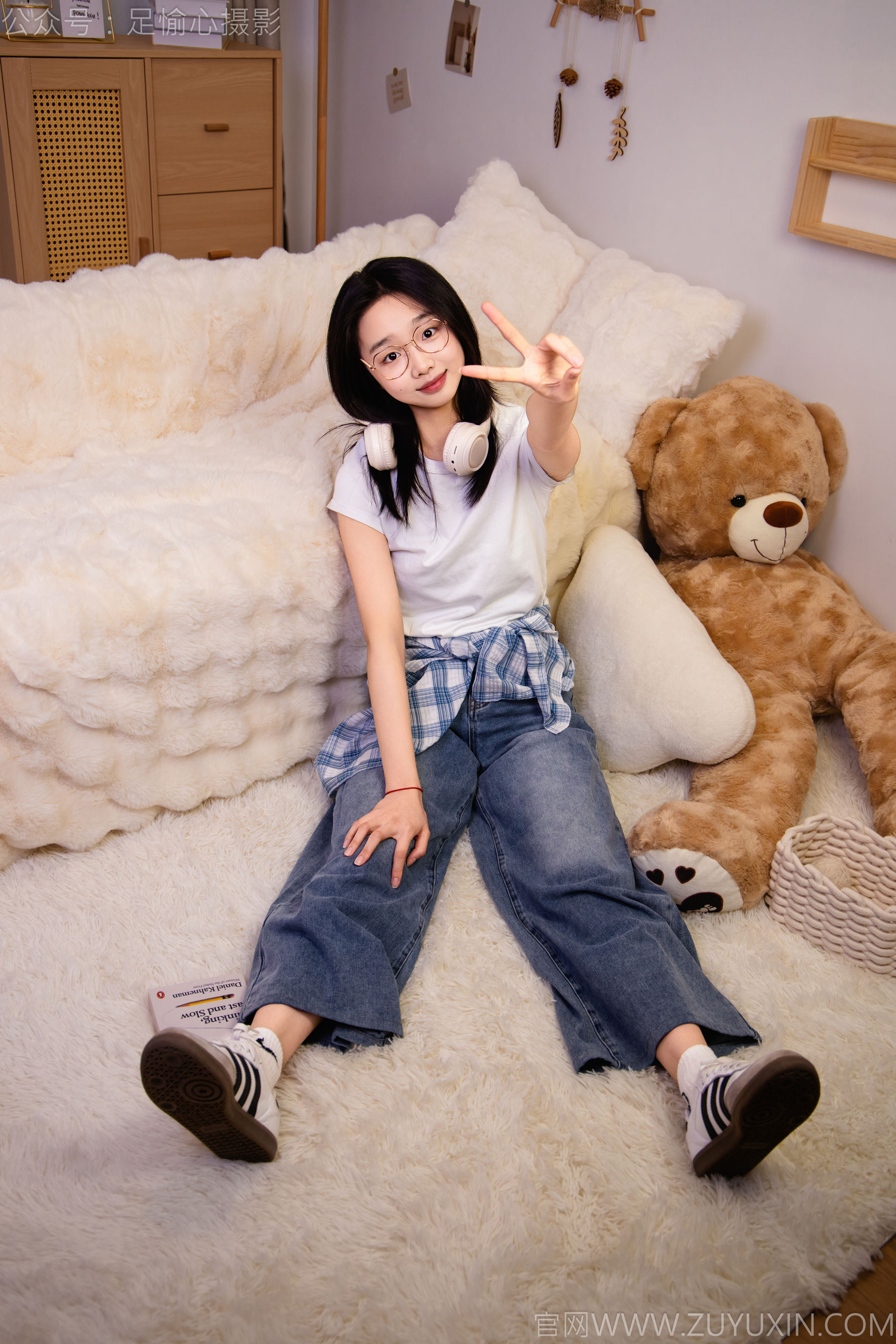 足愉心 No.027 奶芙 （搭配：白色T恤、牛仔长裤、德训鞋、白色棉袜、裸足）/(110P)