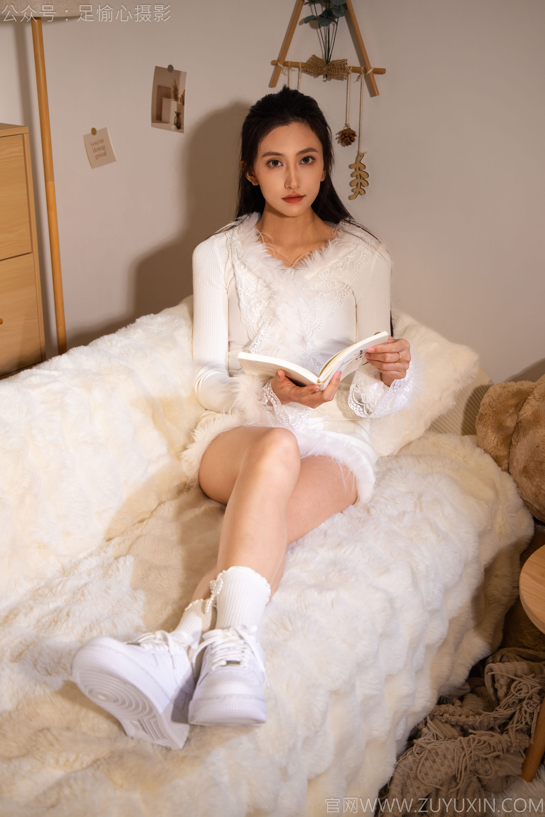 足愉心 No.029 可乐 （搭配：白色上衣、短裙、运动鞋、白色棉袜）/(140P)